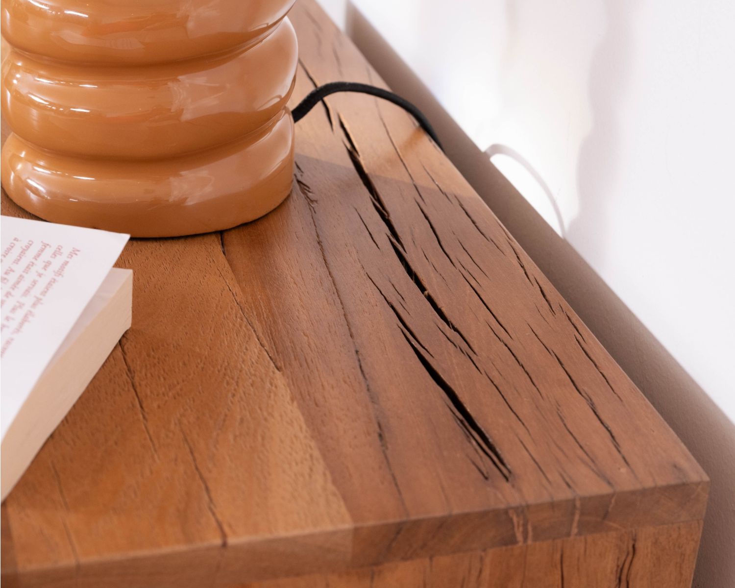 Comodino in legno riciclato in stile casa di campagna "Mokal"