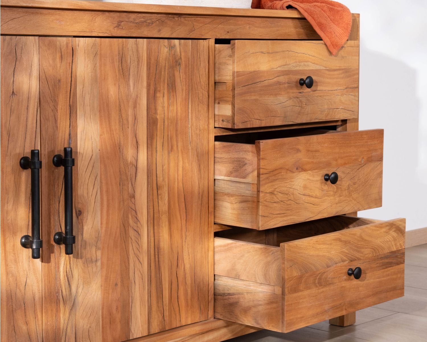 Grande mobile sottolavabo doppio in legno riciclato "Mokal" da 150 cm in stile casa di campagna