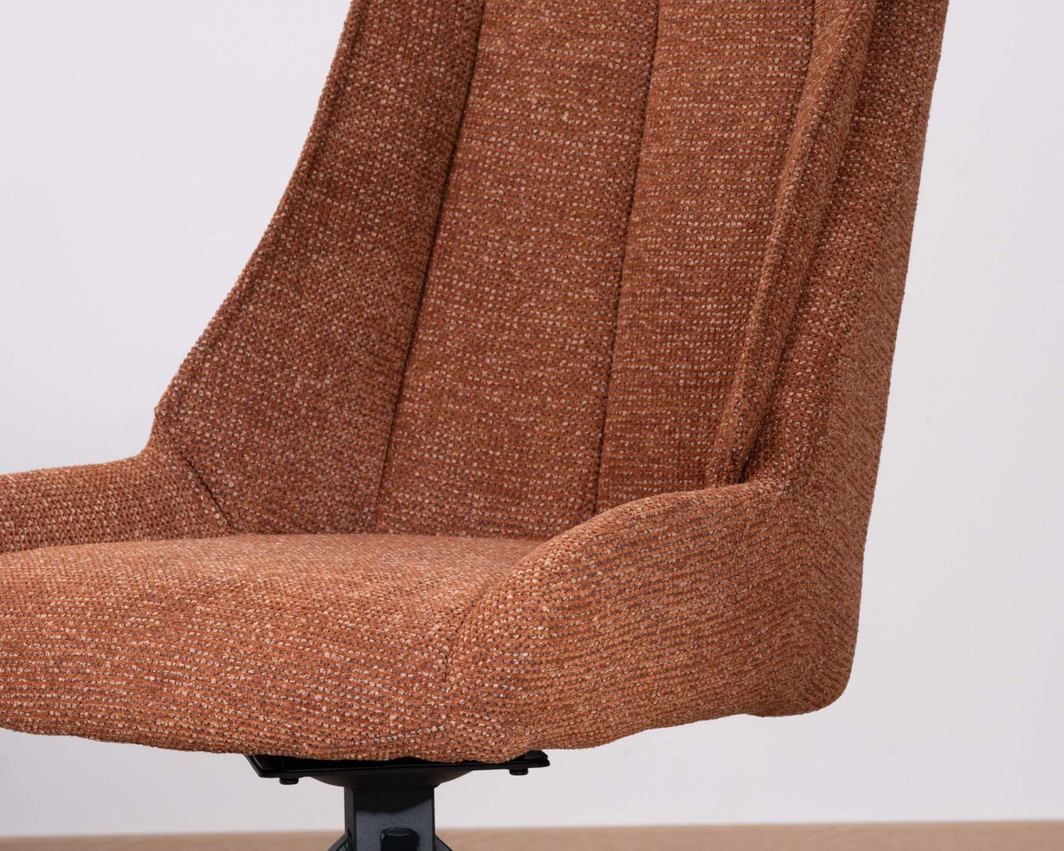 Set di 2 sedie contemporanee "Webber" in tessuto terracotta con base girevole nera