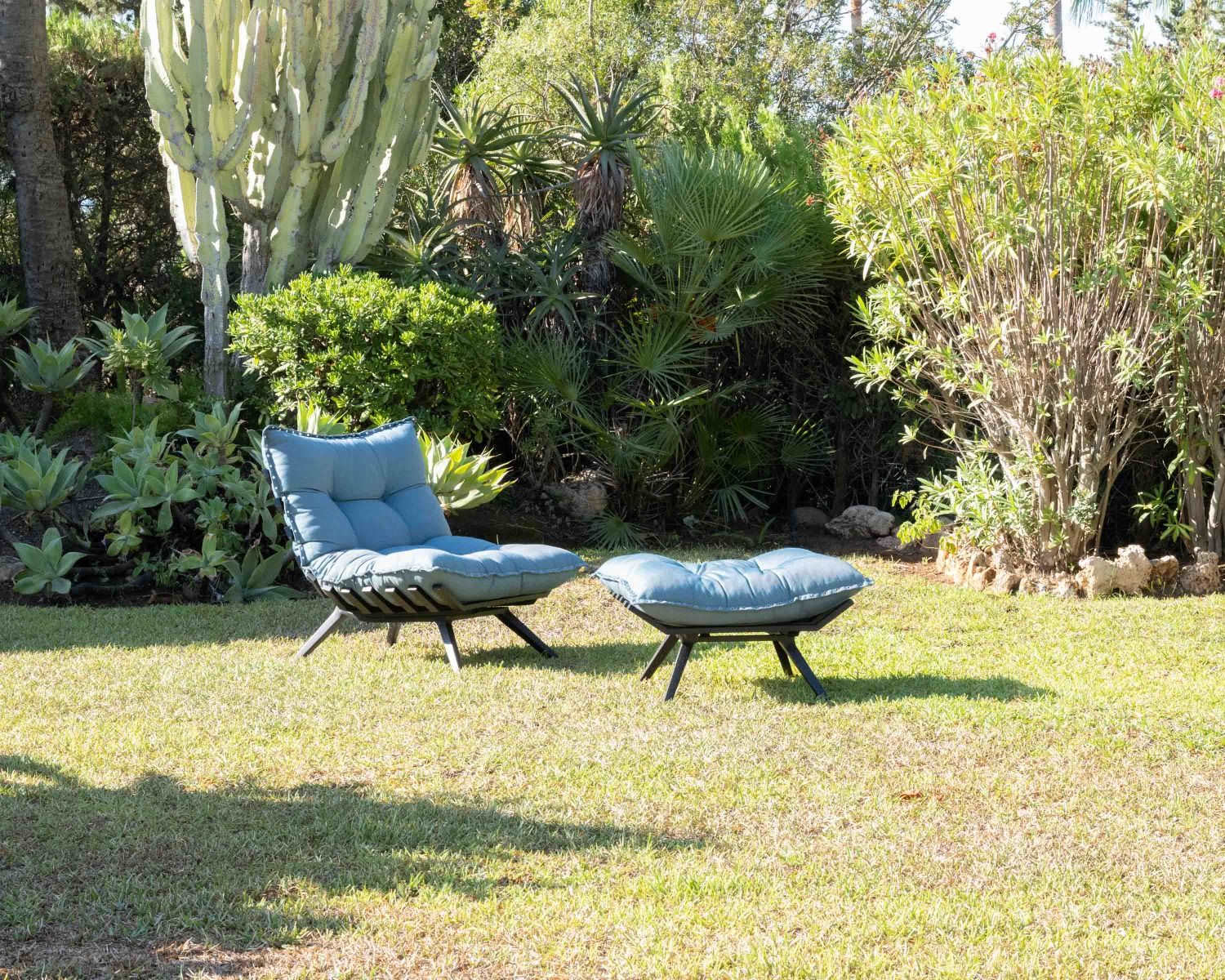 Chaise longue "Lisca" di alta gamma di colore turchese e nero con poggiapiedi modulare