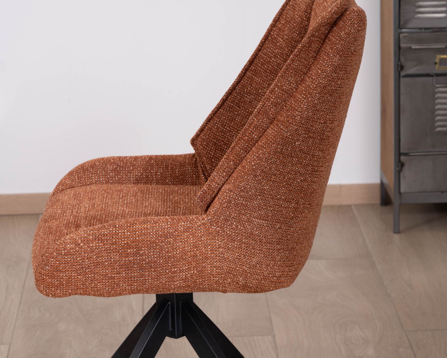 Set di 2 sedie contemporanee "Webber" in tessuto terracotta con base girevole nera