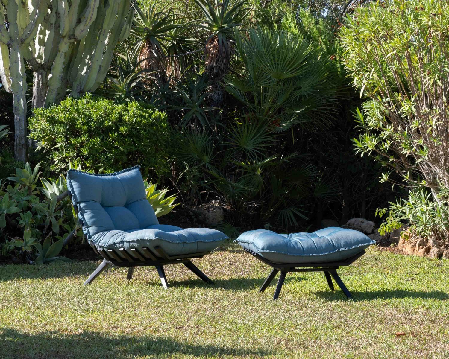 Chaise longue "Lisca" di alta gamma di colore turchese e nero con poggiapiedi modulare