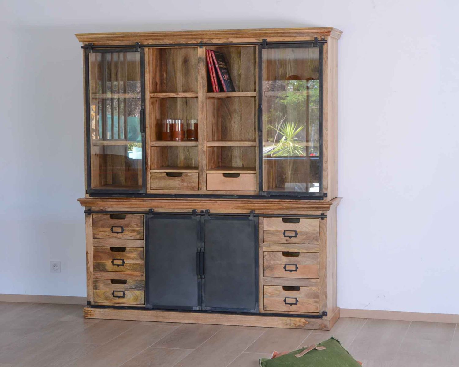 Credenza alta "Haden" in stile laboratorio con ante scorrevoli in metallo in legno massiccio