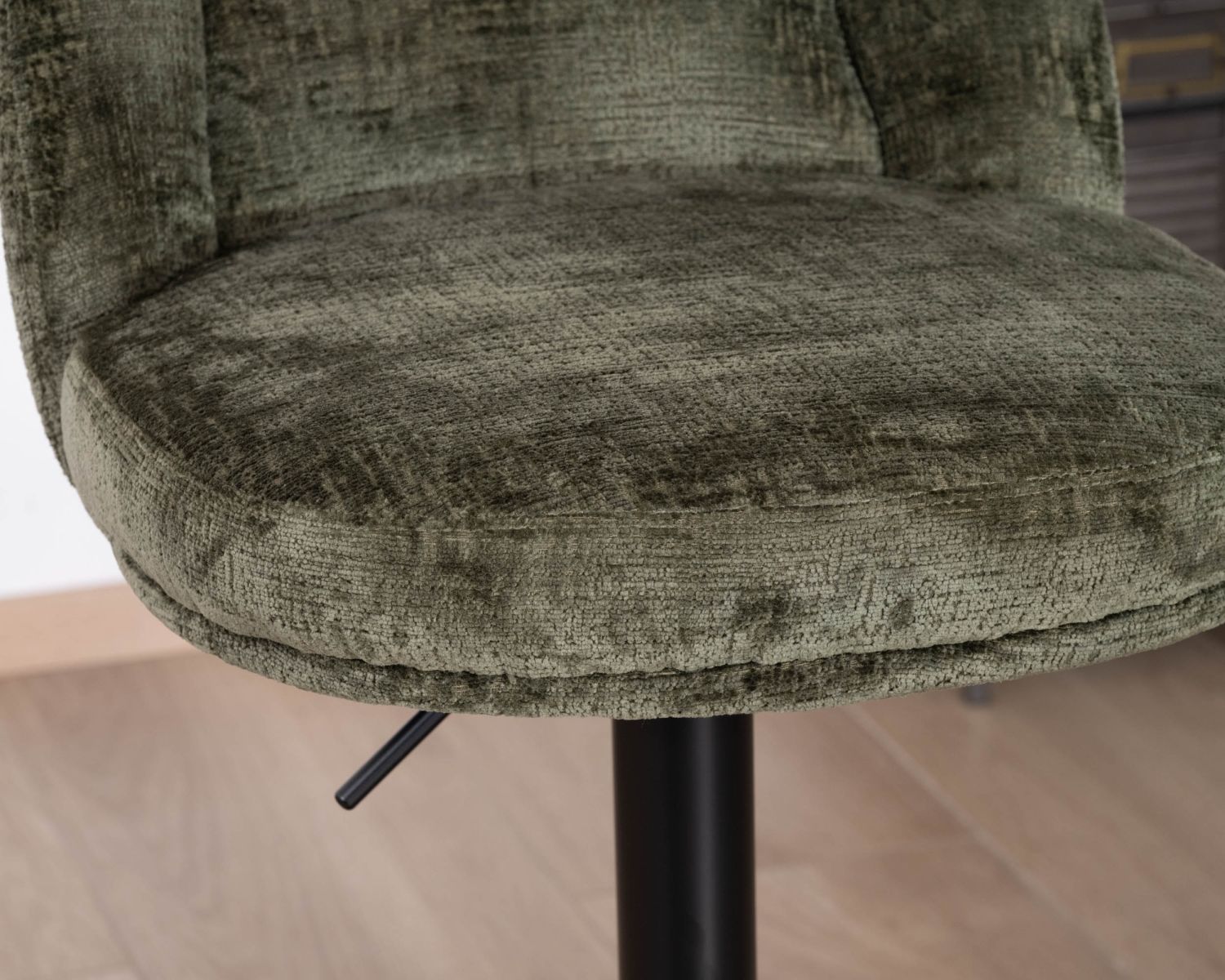 Set di 2 seggioloni girevoli e regolabili in velluto verde cachi "Zoung" con gambe in metallo nero