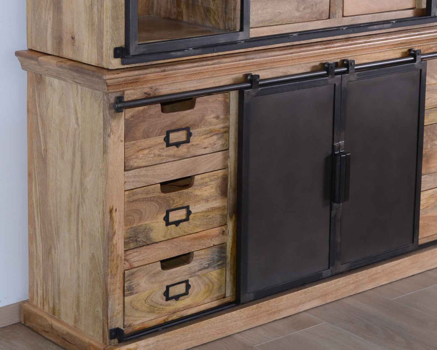 Credenza alta "Haden" in stile laboratorio con ante scorrevoli in metallo in legno massiccio