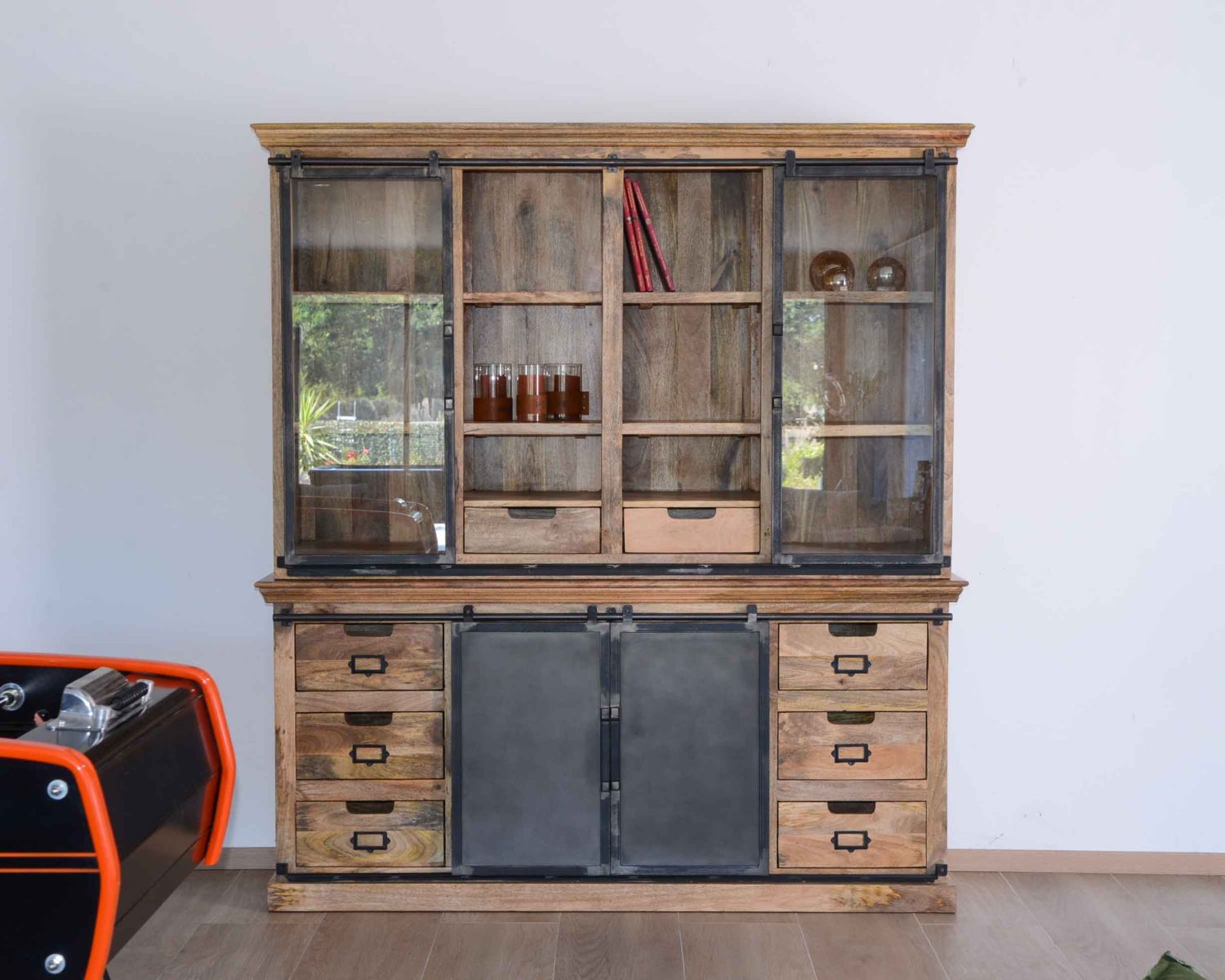 Credenza alta "Haden" in stile laboratorio con ante scorrevoli in metallo in legno massiccio