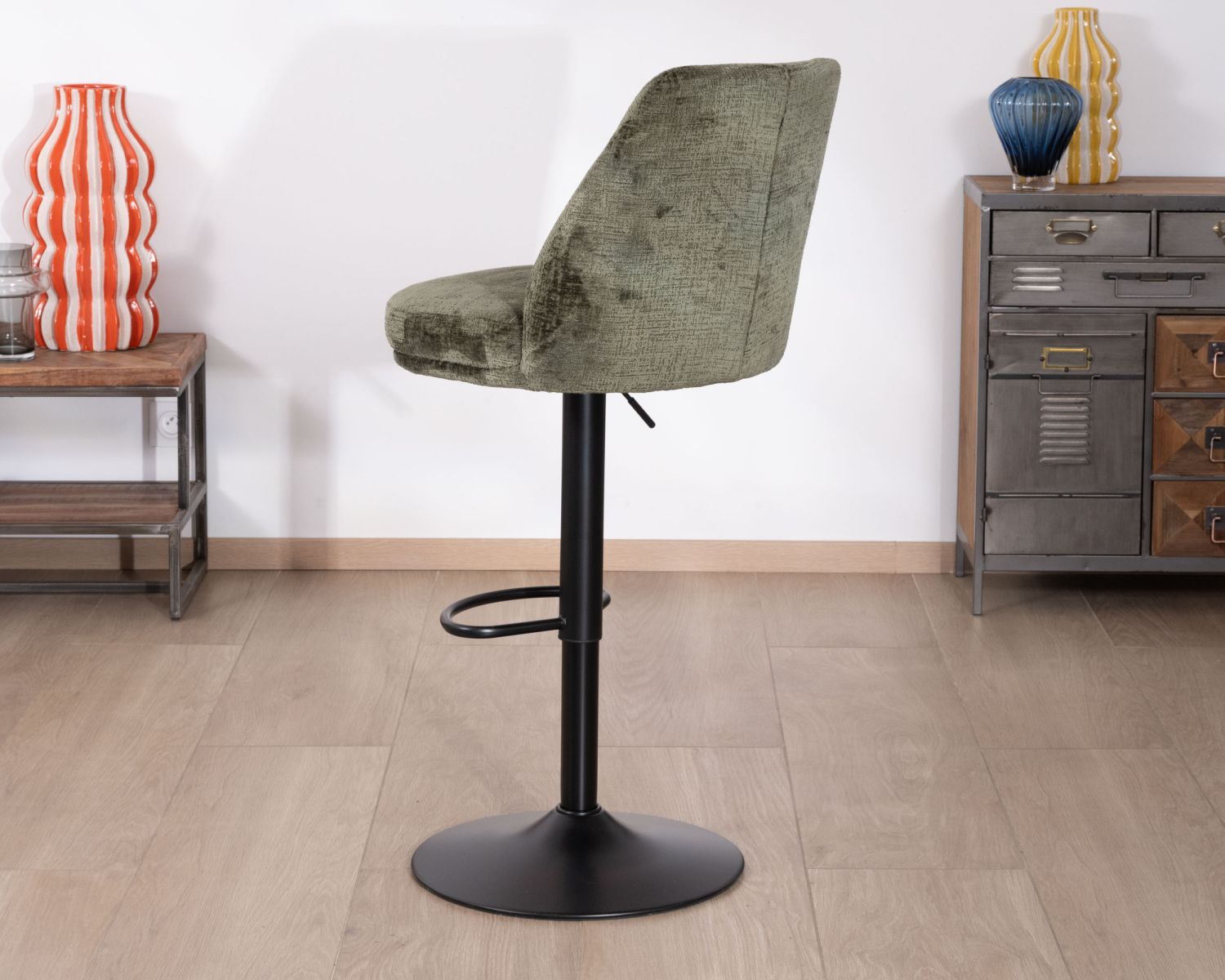 Set di 2 seggioloni girevoli e regolabili in velluto verde cachi "Zoung" con gambe in metallo nero