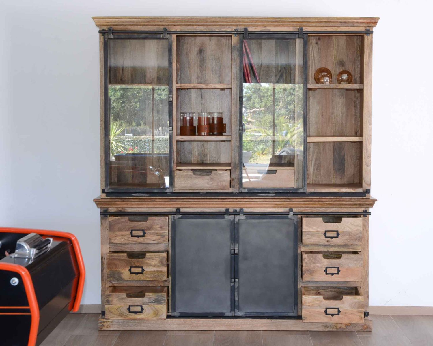 Credenza alta "Haden" in stile laboratorio con ante scorrevoli in metallo in legno massiccio