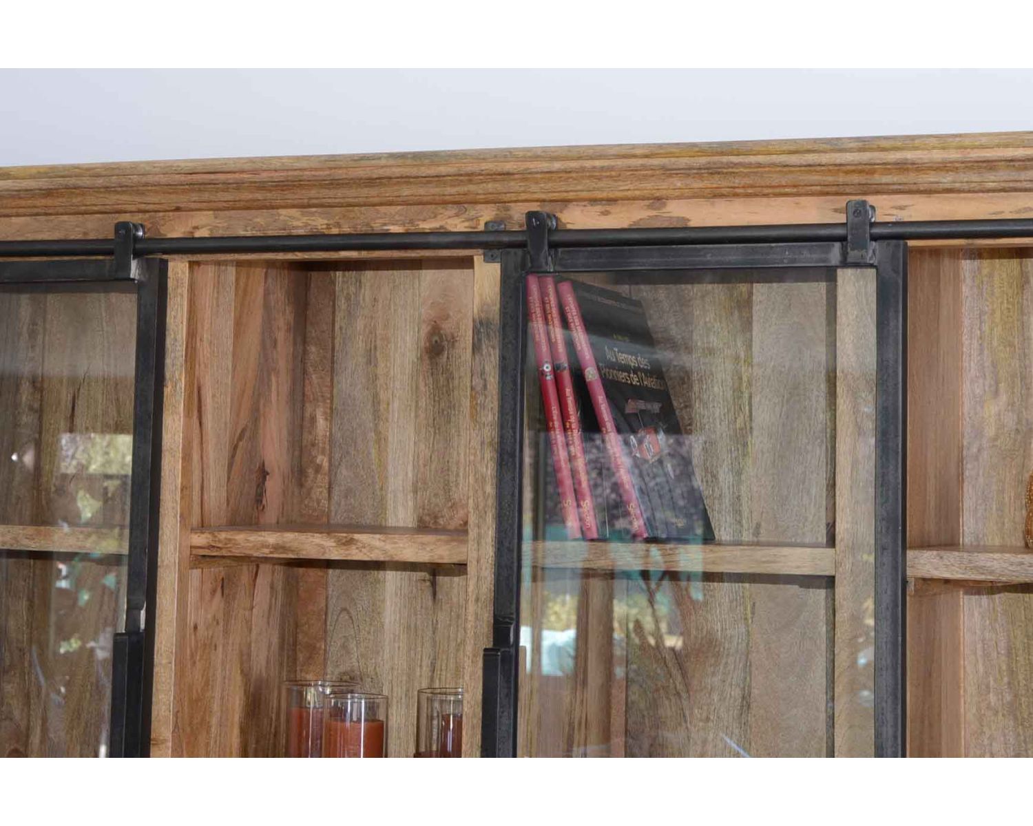 Credenza alta "Haden" in stile laboratorio con ante scorrevoli in metallo in legno massiccio