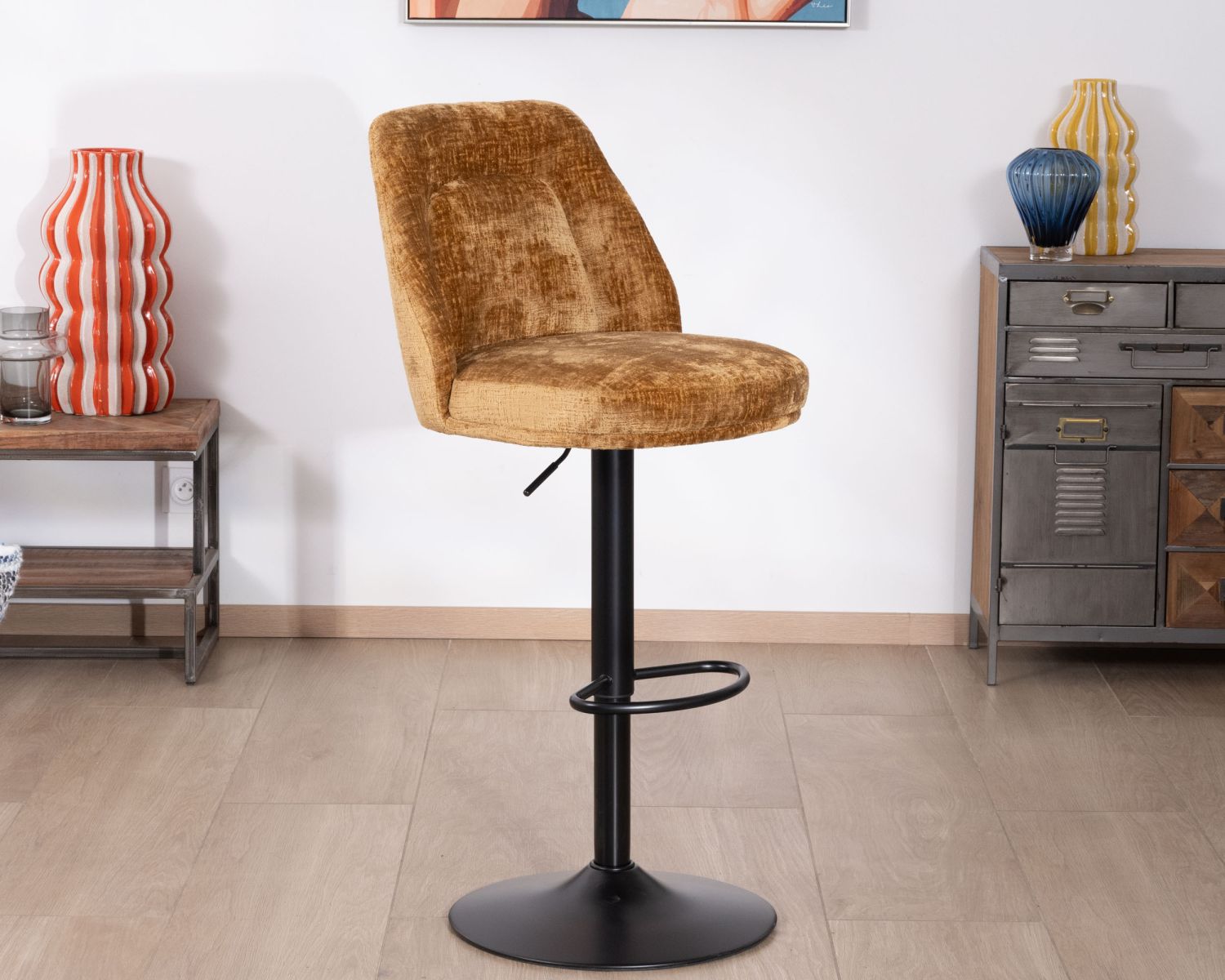 Set di 2 sedie da bar girevoli e regolabili in velluto ocra "Zoung" con gambe in metallo nero