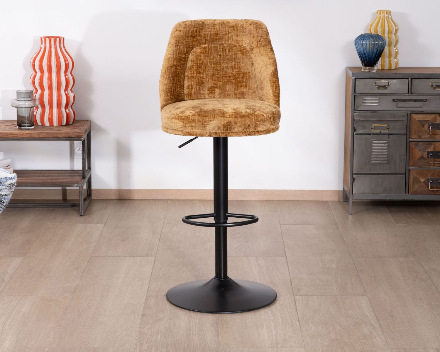 Set di 2 sedie da bar girevoli e regolabili in velluto ocra "Zoung" con gambe in metallo nero