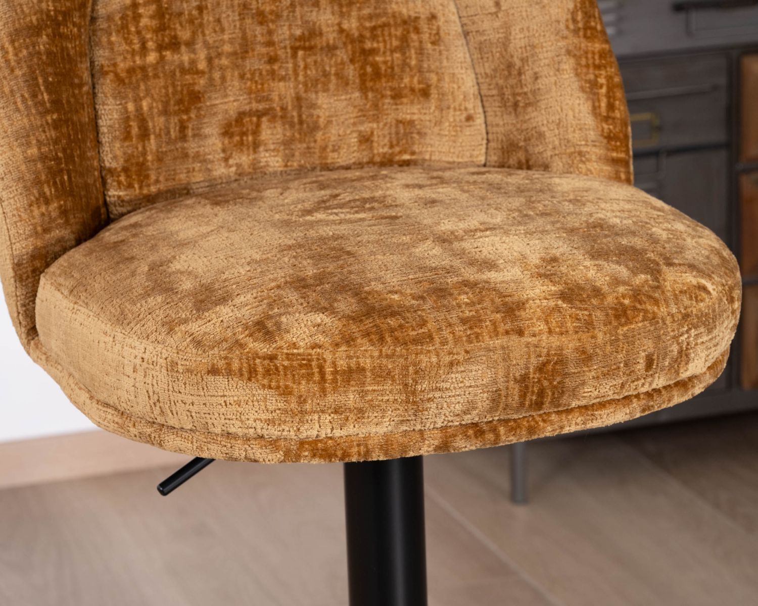 Set di 2 sedie da bar girevoli e regolabili in velluto ocra "Zoung" con gambe in metallo nero