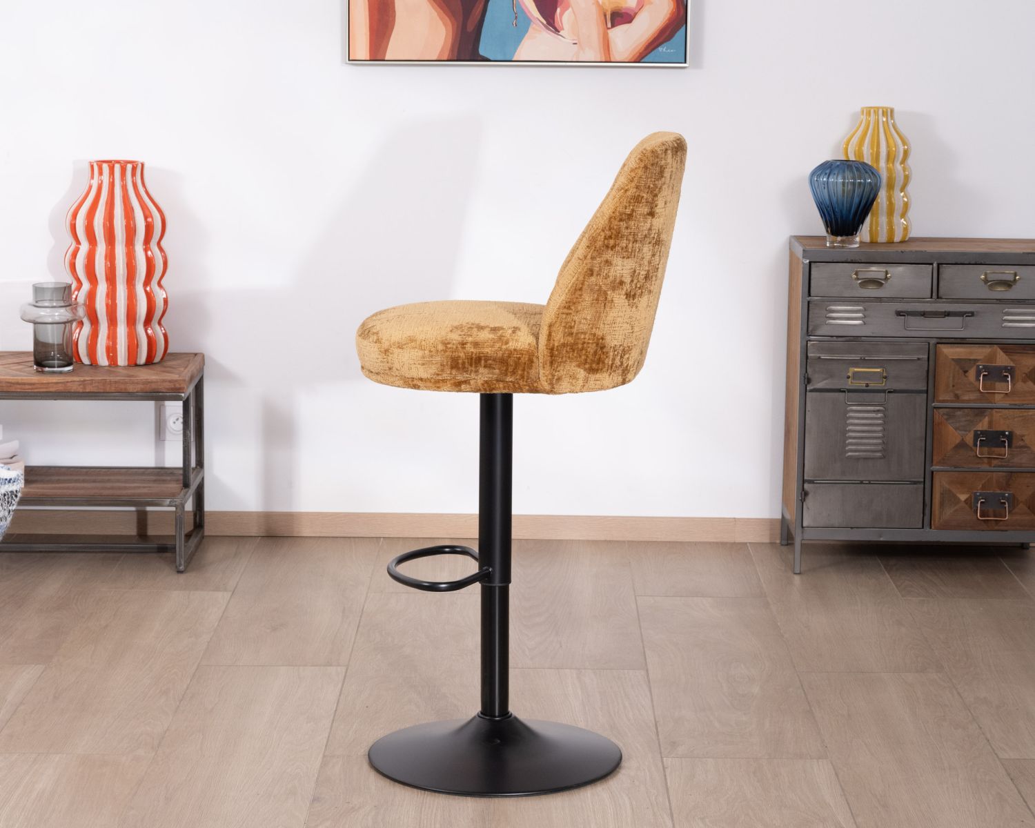 Set di 2 sedie da bar girevoli e regolabili in velluto ocra "Zoung" con gambe in metallo nero