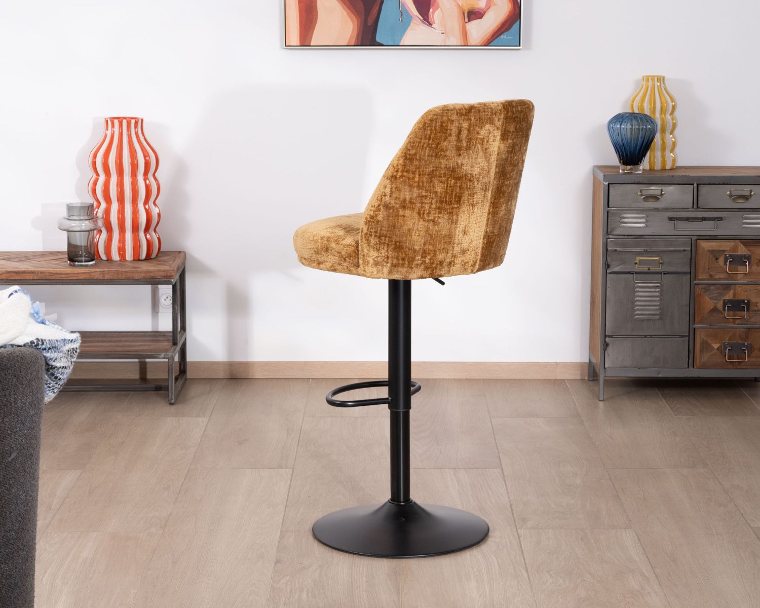 Set di 2 sedie da bar girevoli e regolabili in velluto ocra "Zoung" con gambe in metallo nero