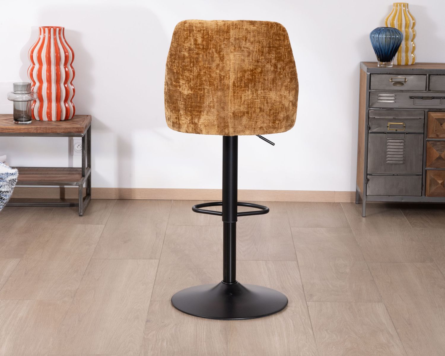 Set di 2 sedie da bar girevoli e regolabili in velluto ocra "Zoung" con gambe in metallo nero