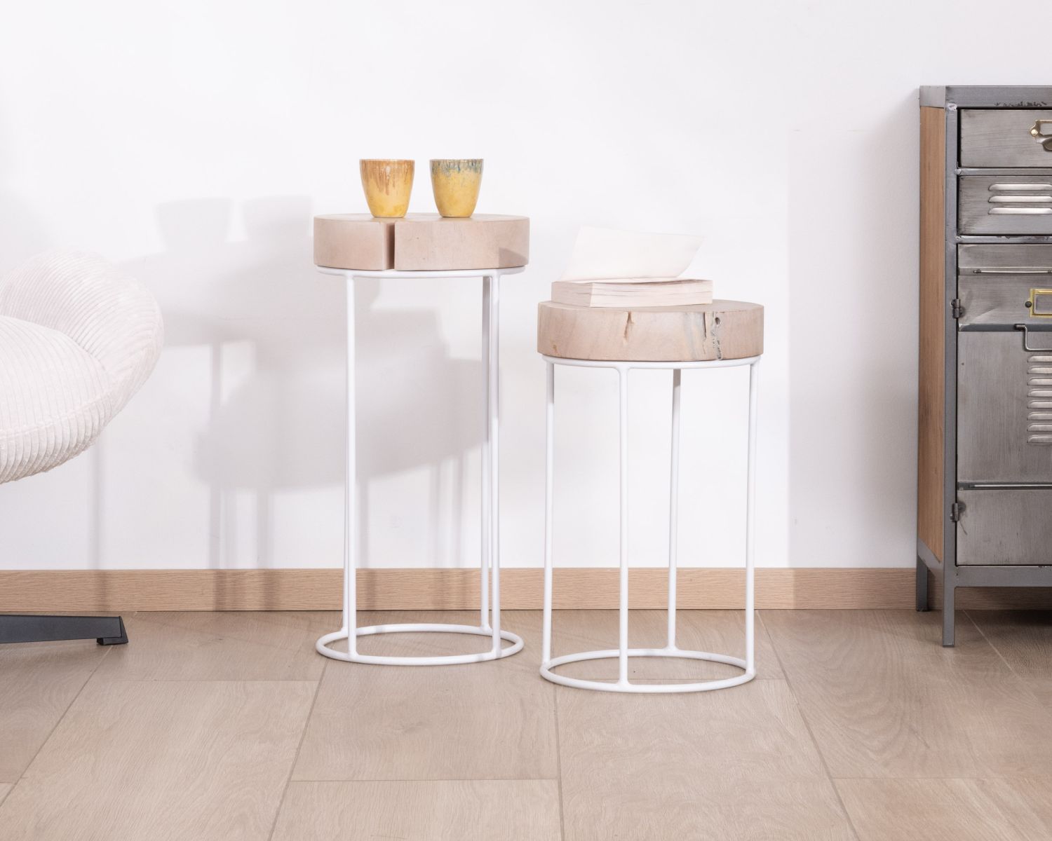 Set di 2 tavolini rotondi "Nervure" in legno sbiancato e metallo