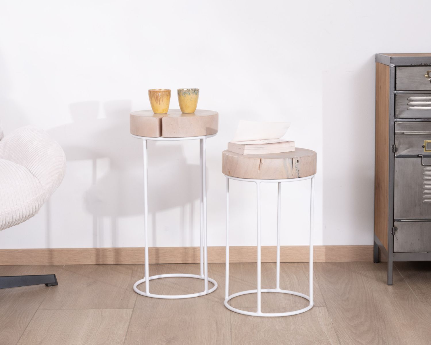 Set di 2 tavolini rotondi "Nervure" in legno sbiancato e metallo