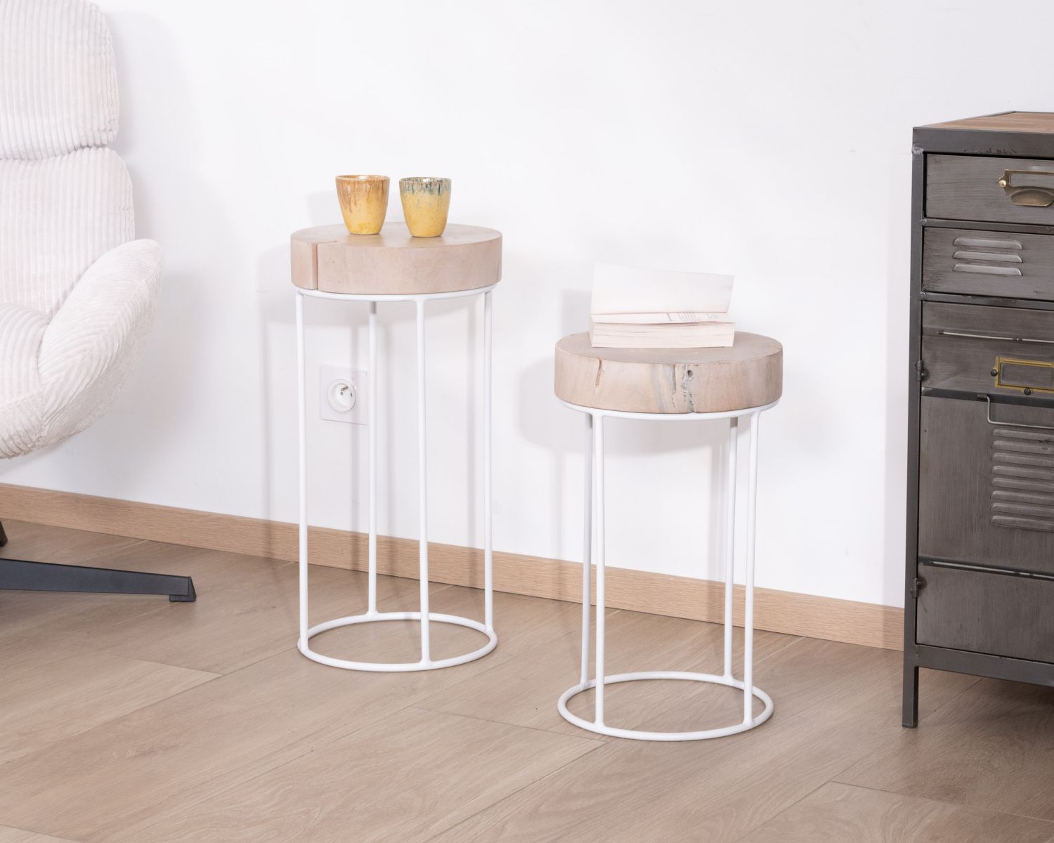 Set di 2 tavolini rotondi "Nervure" in legno sbiancato e metallo