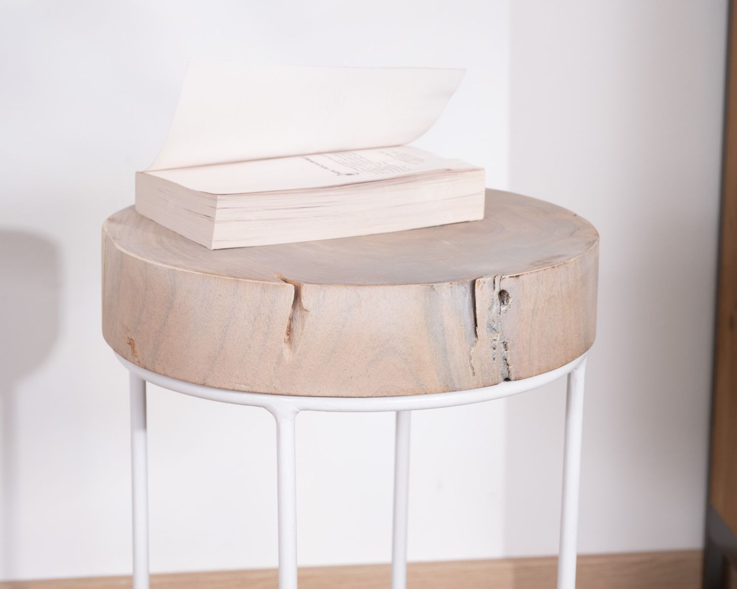 Set di 2 tavolini rotondi "Nervure" in legno sbiancato e metallo