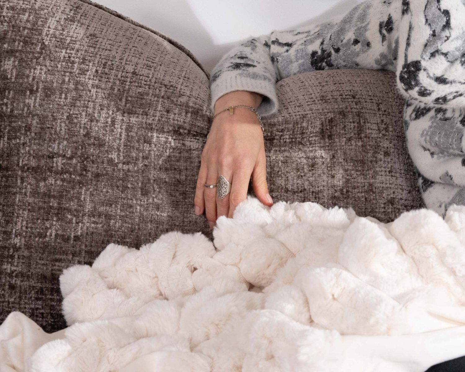 Divano angolare sinistro "Hasting" ultra-confortevole in morbido tessuto di ciniglia grigio cenere