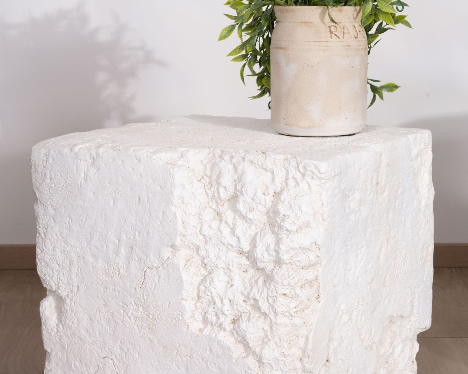 Tavolino cubo design "Ios" in ossido di magnesio