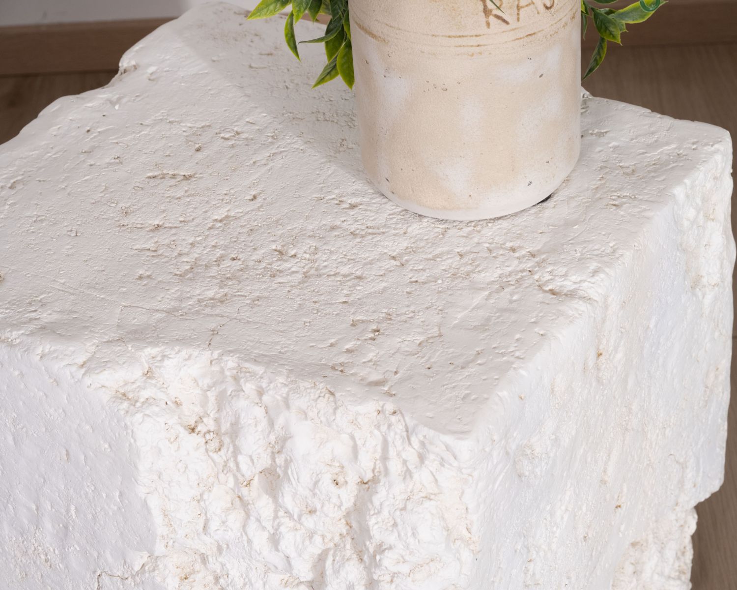 Tavolino cubo design "Ios" in ossido di magnesio