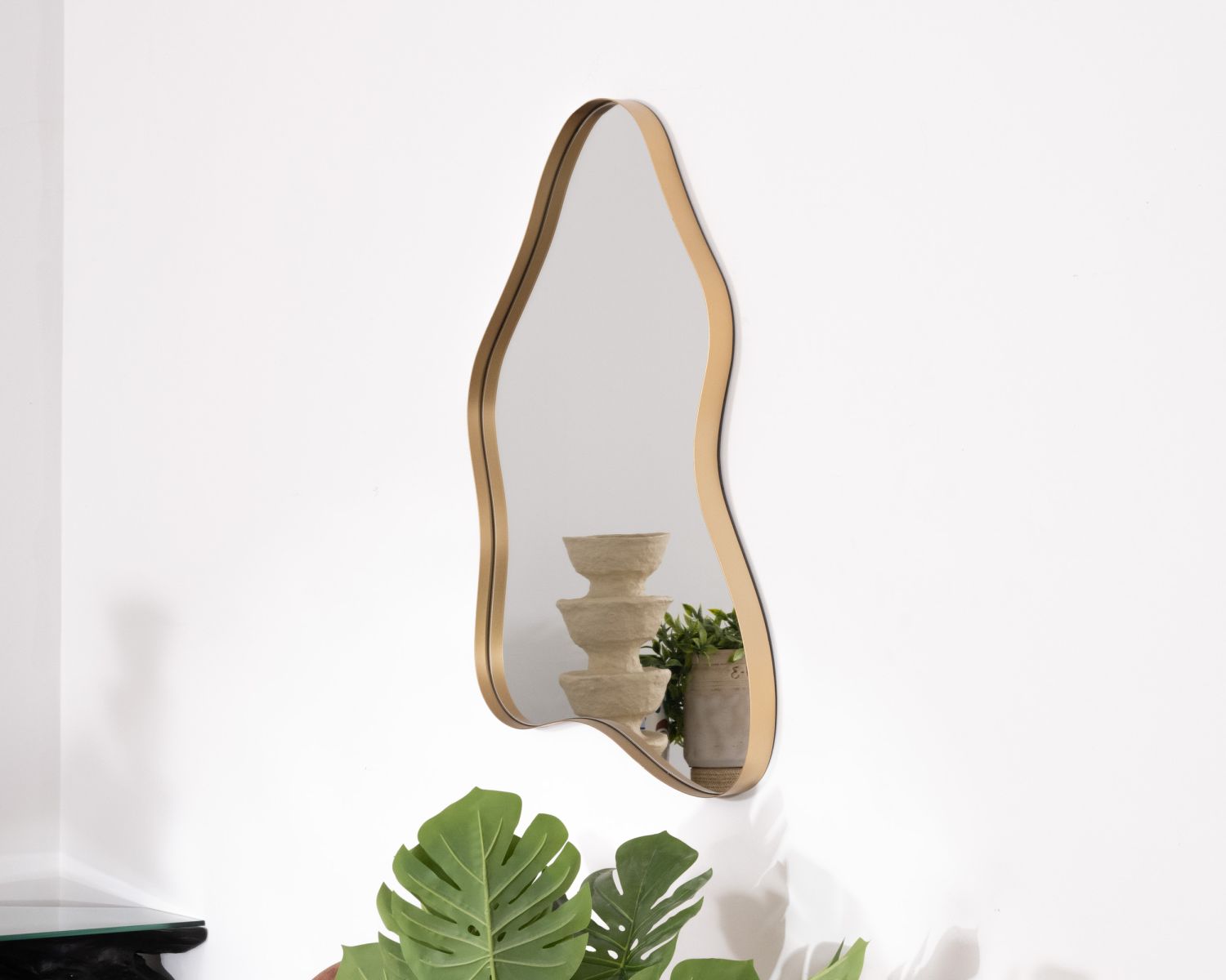 Set di 2 specchi a forma organica "Patras", cornice in metallo dorato