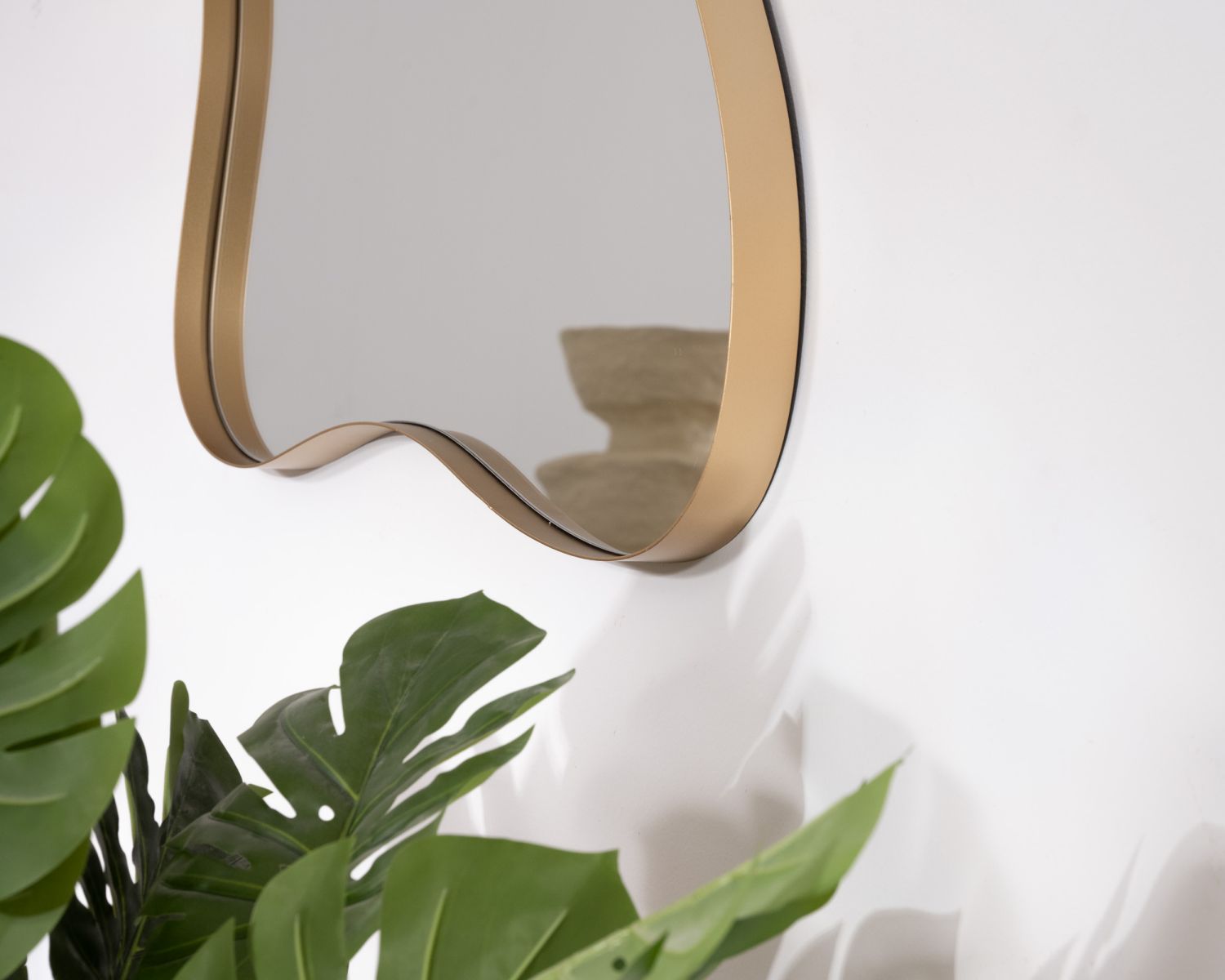 Set di 2 specchi a forma organica "Patras", cornice in metallo dorato