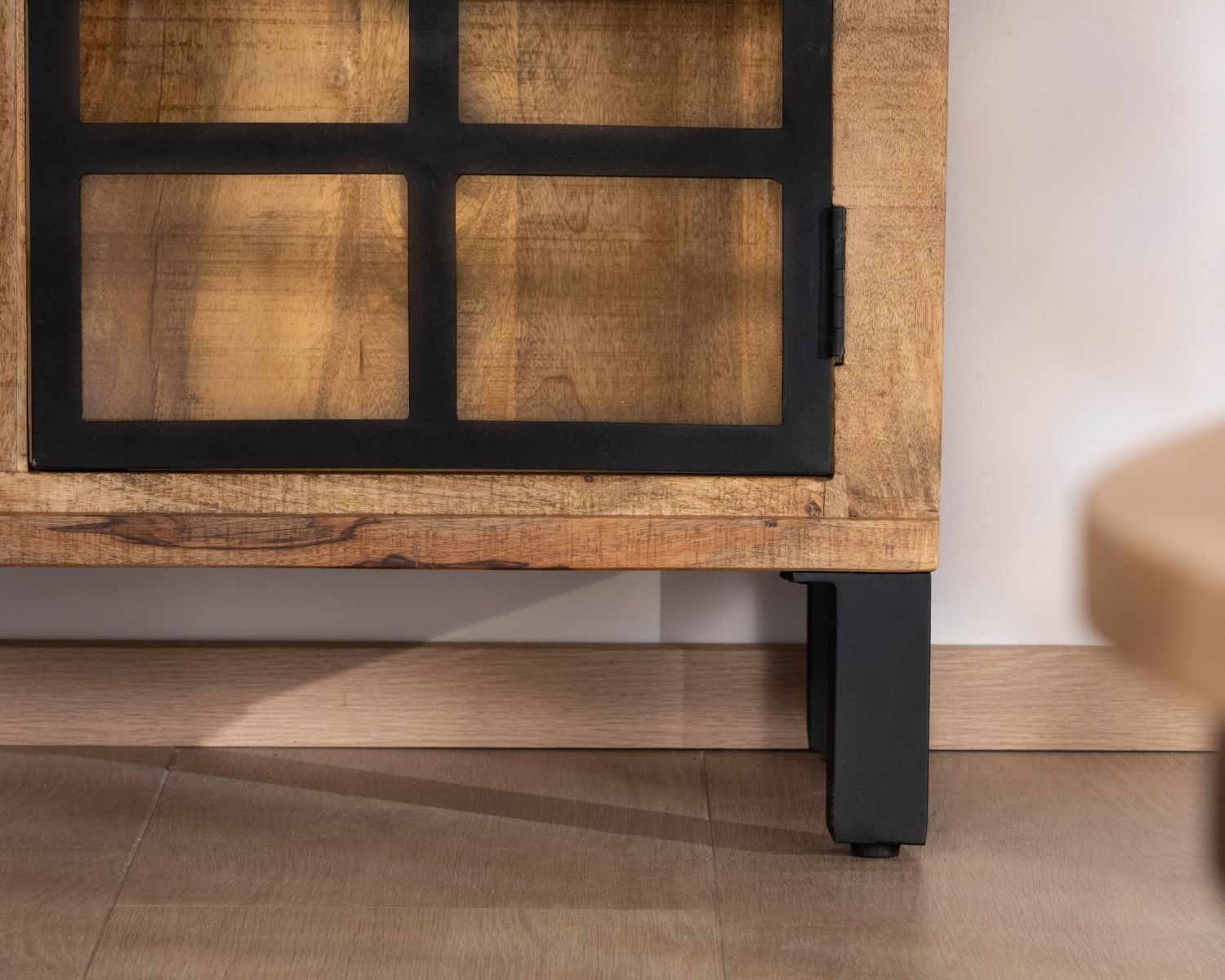Piccola credenza in legno massello di mango con vetrina "Manelo" 145 cm