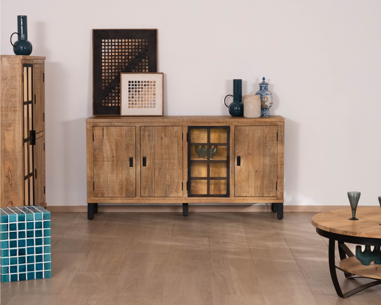 Credenza contemporanea in legno massello di mango a 3 ante con vetrina “Manelo” da 175 cm