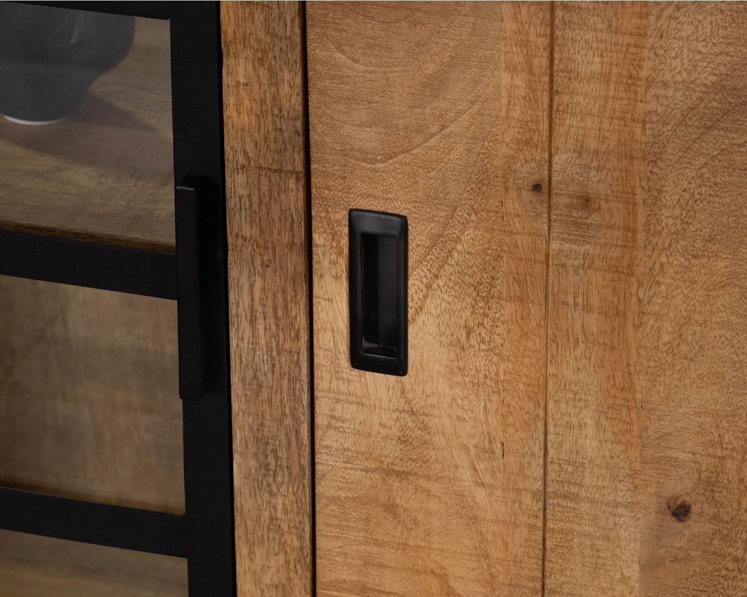 Credenza contemporanea in legno massello di mango a 3 ante con vetrina “Manelo” da 175 cm