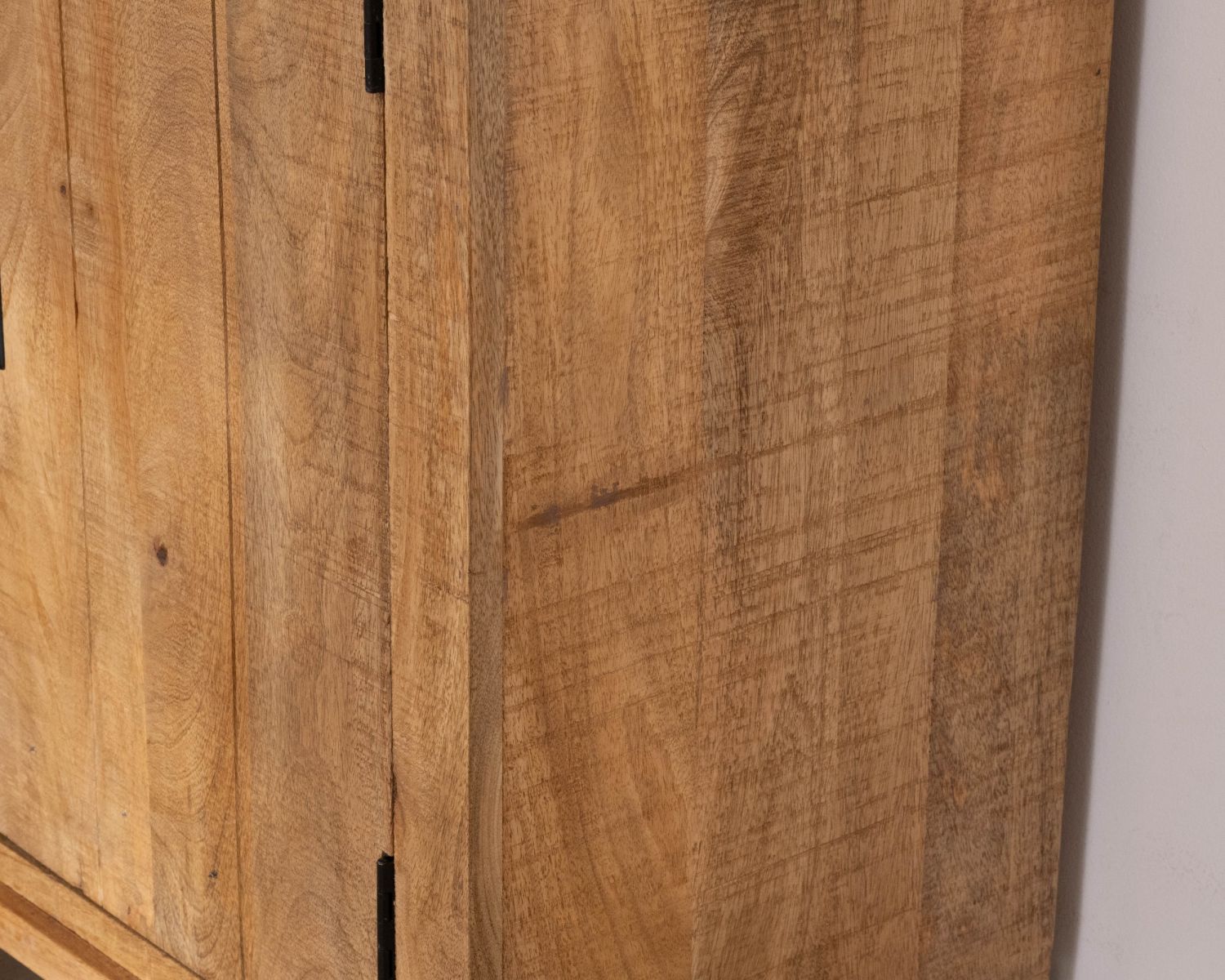 Credenza contemporanea in legno massello di mango a 3 ante con vetrina “Manelo” da 175 cm
