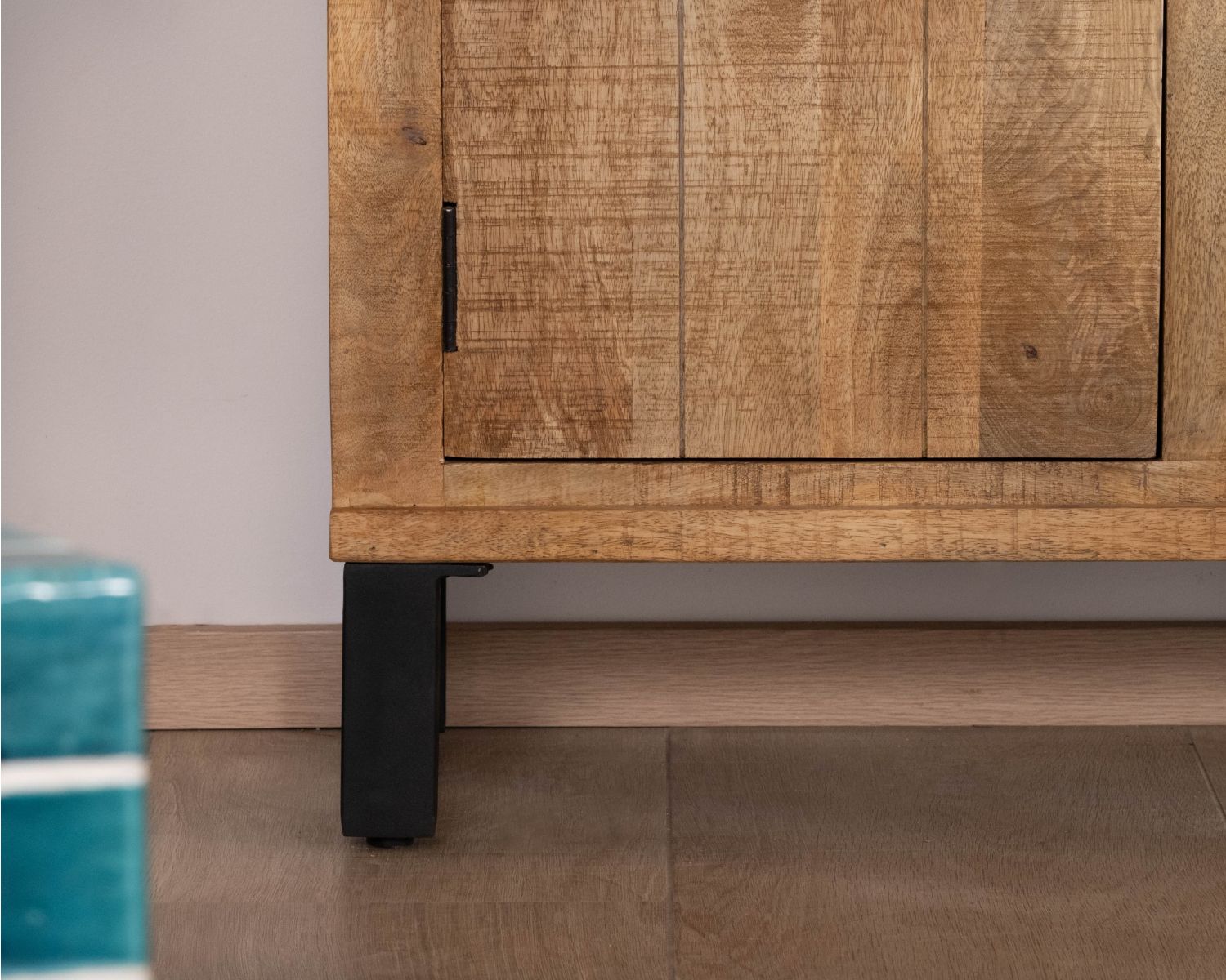Credenza contemporanea in legno massello di mango a 3 ante con vetrina “Manelo” da 175 cm