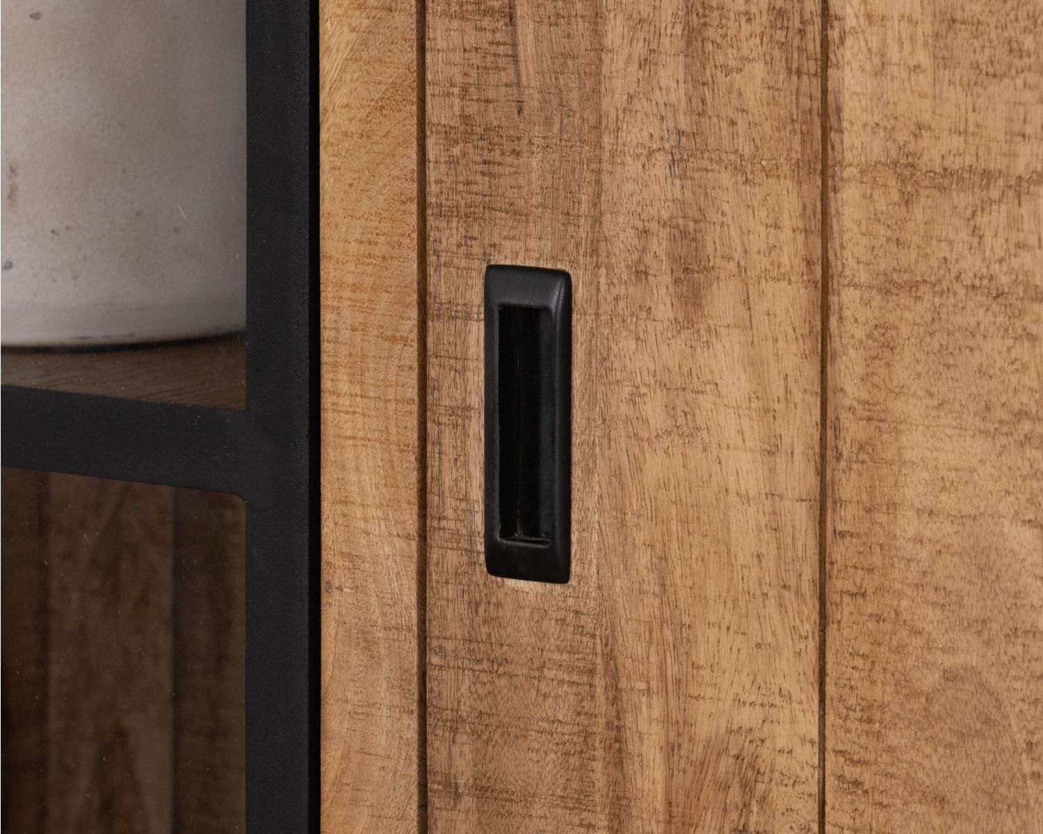 Mobile contenitore contemporaneo con ante in vetro e illuminazione a LED “Manelo” in legno massello di mango