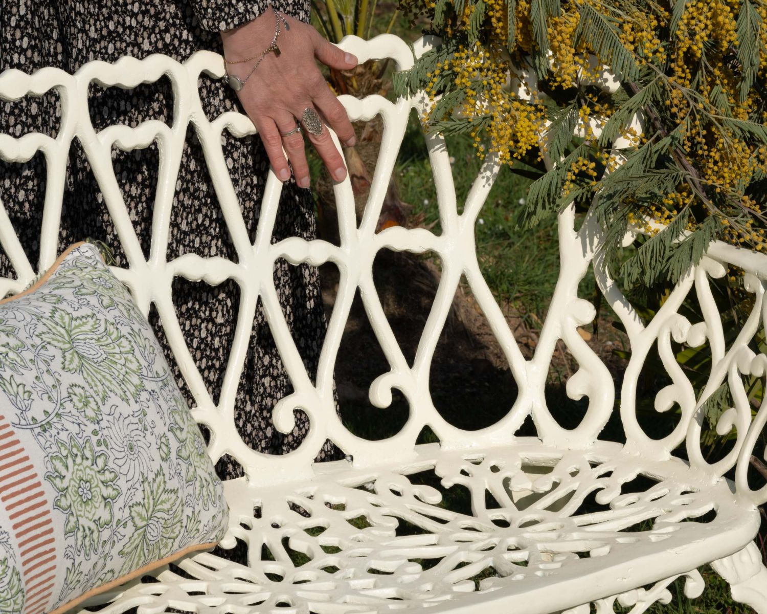 Panchina da giardino "Gardénia" in stile retrò in ferro battuto bianco antico 1m