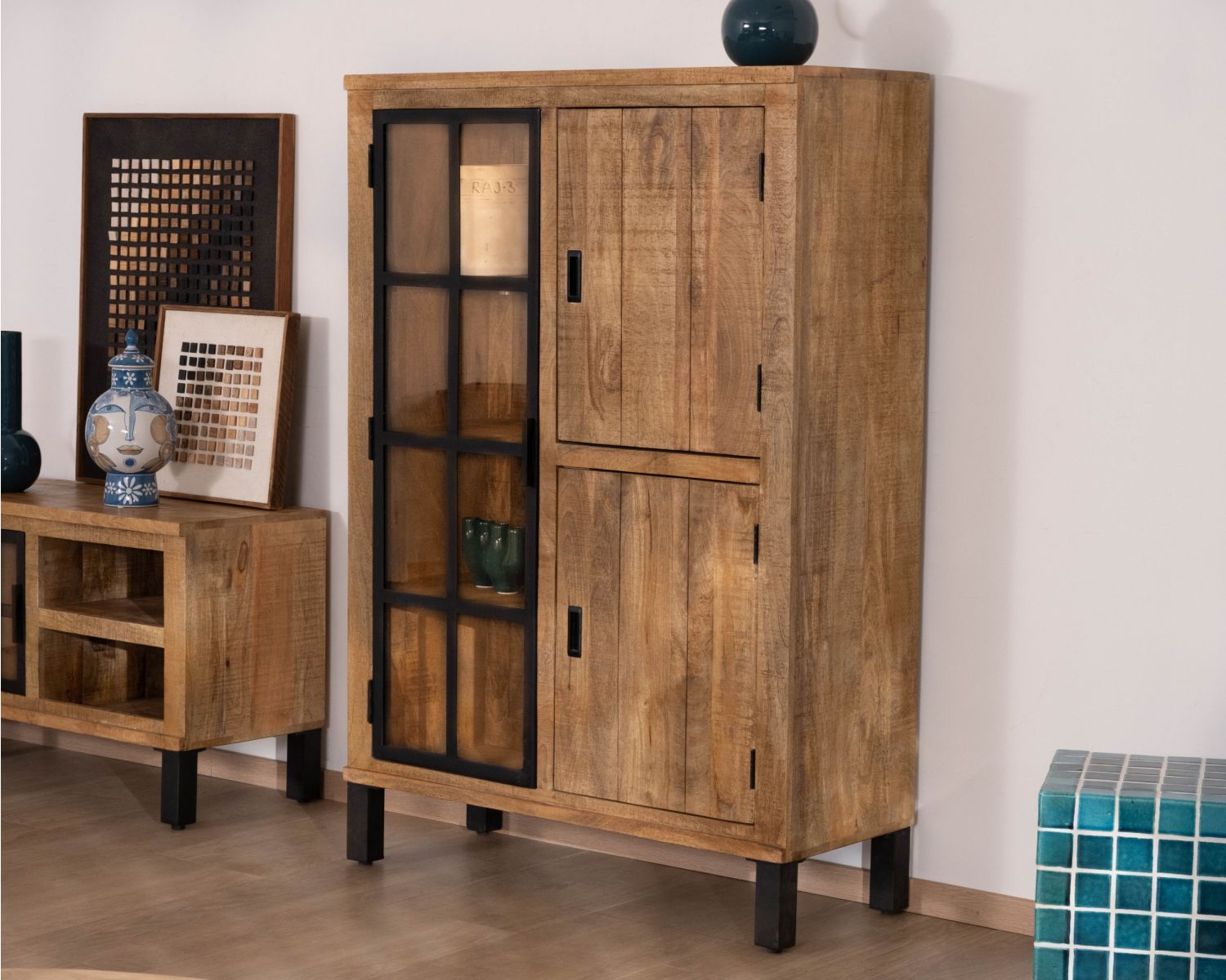 Mobile contenitore contemporaneo con ante in vetro e illuminazione a LED “Manelo” in legno massello di mango