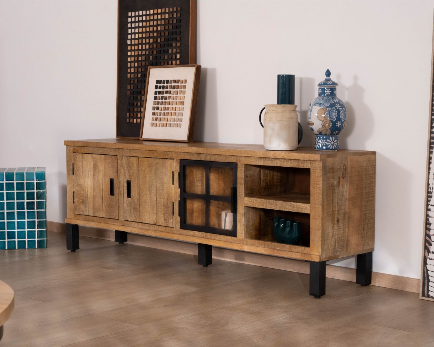 Mobile TV contemporaneo in legno massello di mango con anta a vetri "Manelo" 175 cm