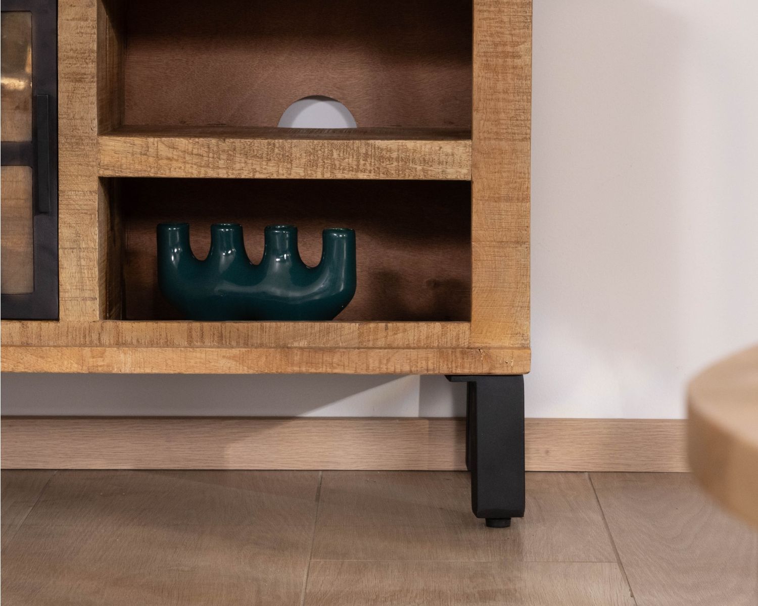 Mobile TV contemporaneo in legno massello di mango con anta a vetri "Manelo" 175 cm