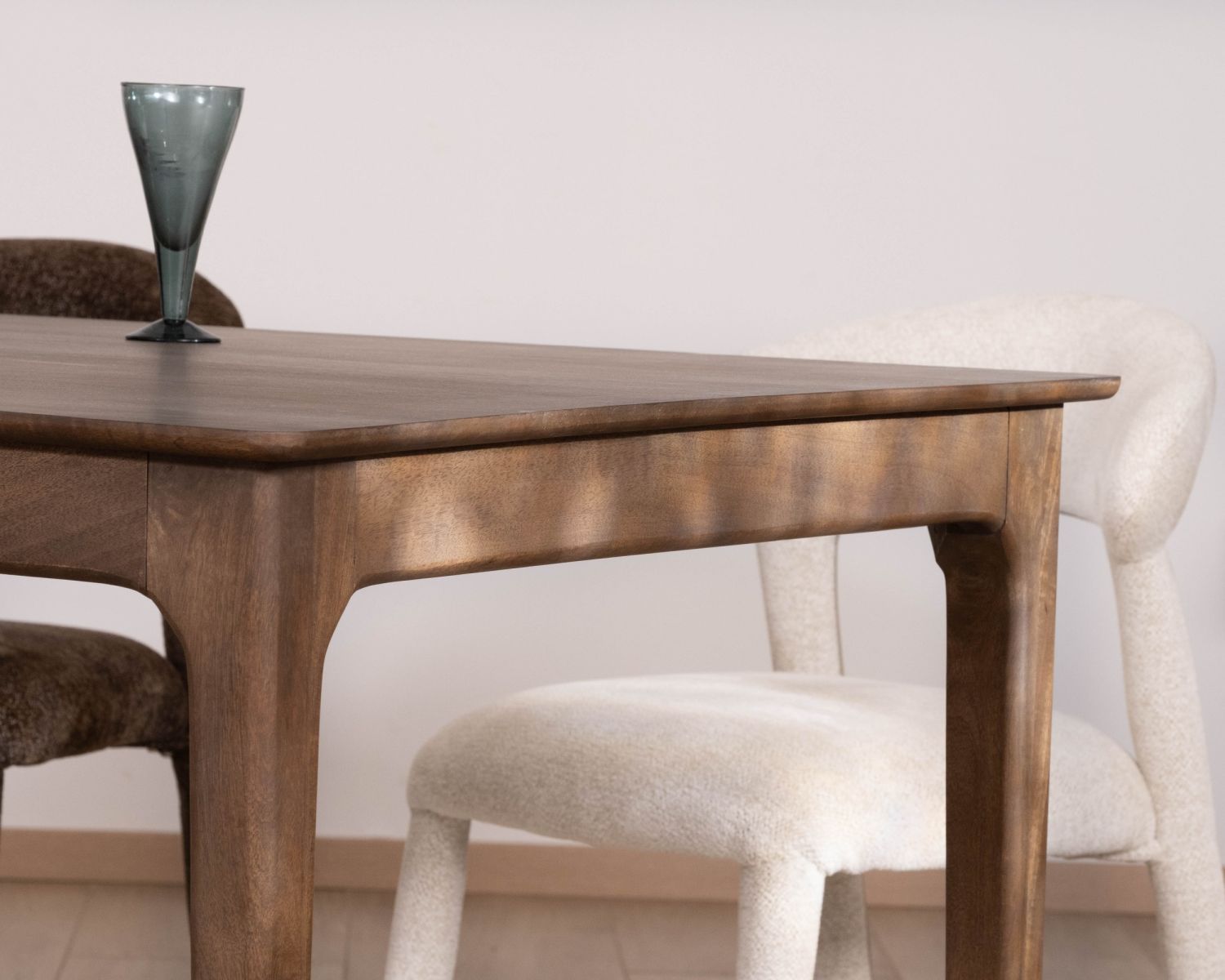 Tavolo da pranzo da 180 cm in legno di mango, dal design essenziale "Mokal"