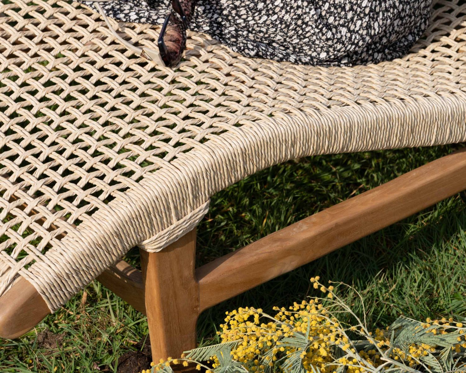 Lettino da sole "Alizé" a 1 posto in teak con seduta intrecciata
