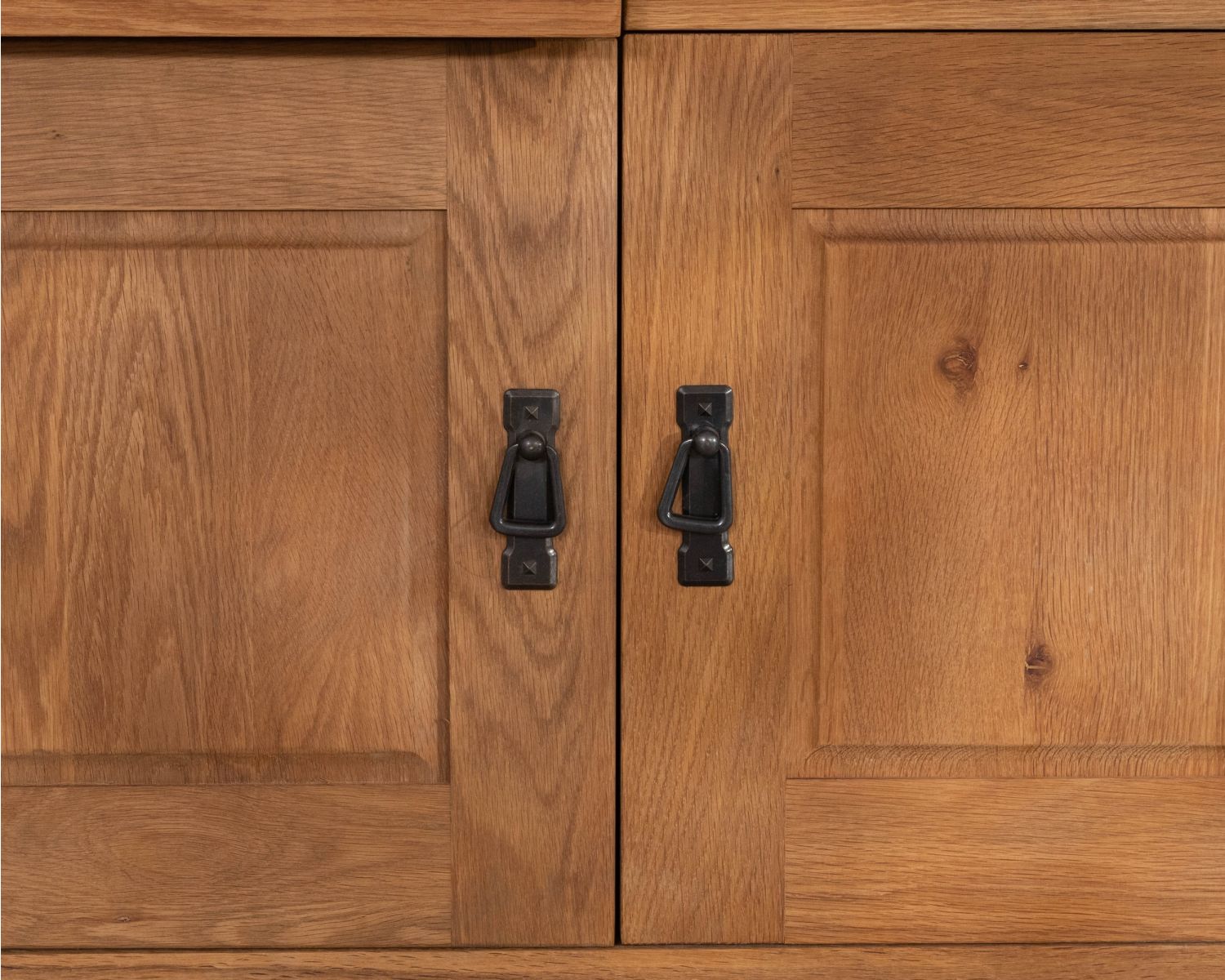Credenza a 3 ante e 3 cassetti in rovere massiccio oliato "Lodge Casita