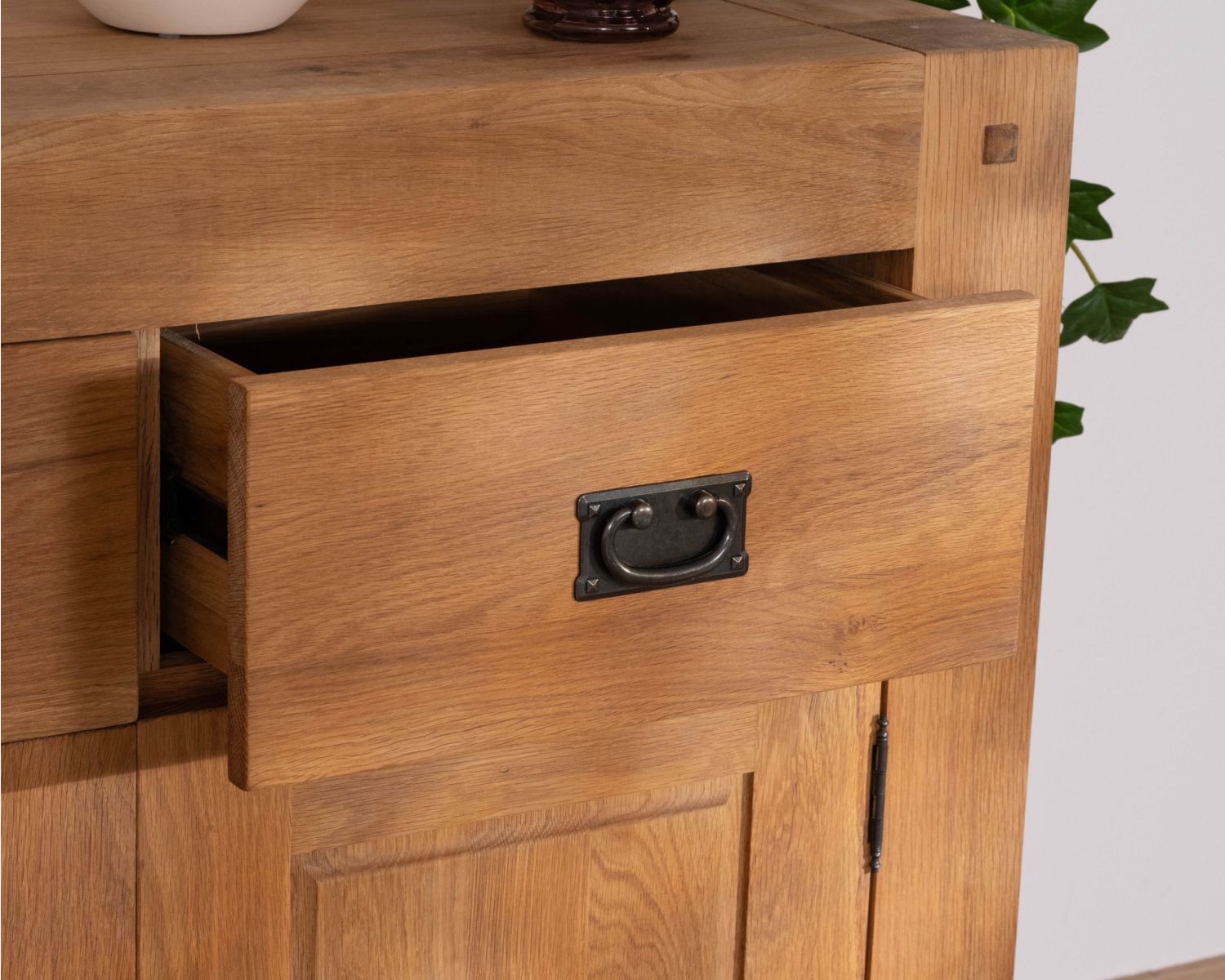 Credenza a 3 ante e 3 cassetti in rovere massiccio oliato "Lodge Casita