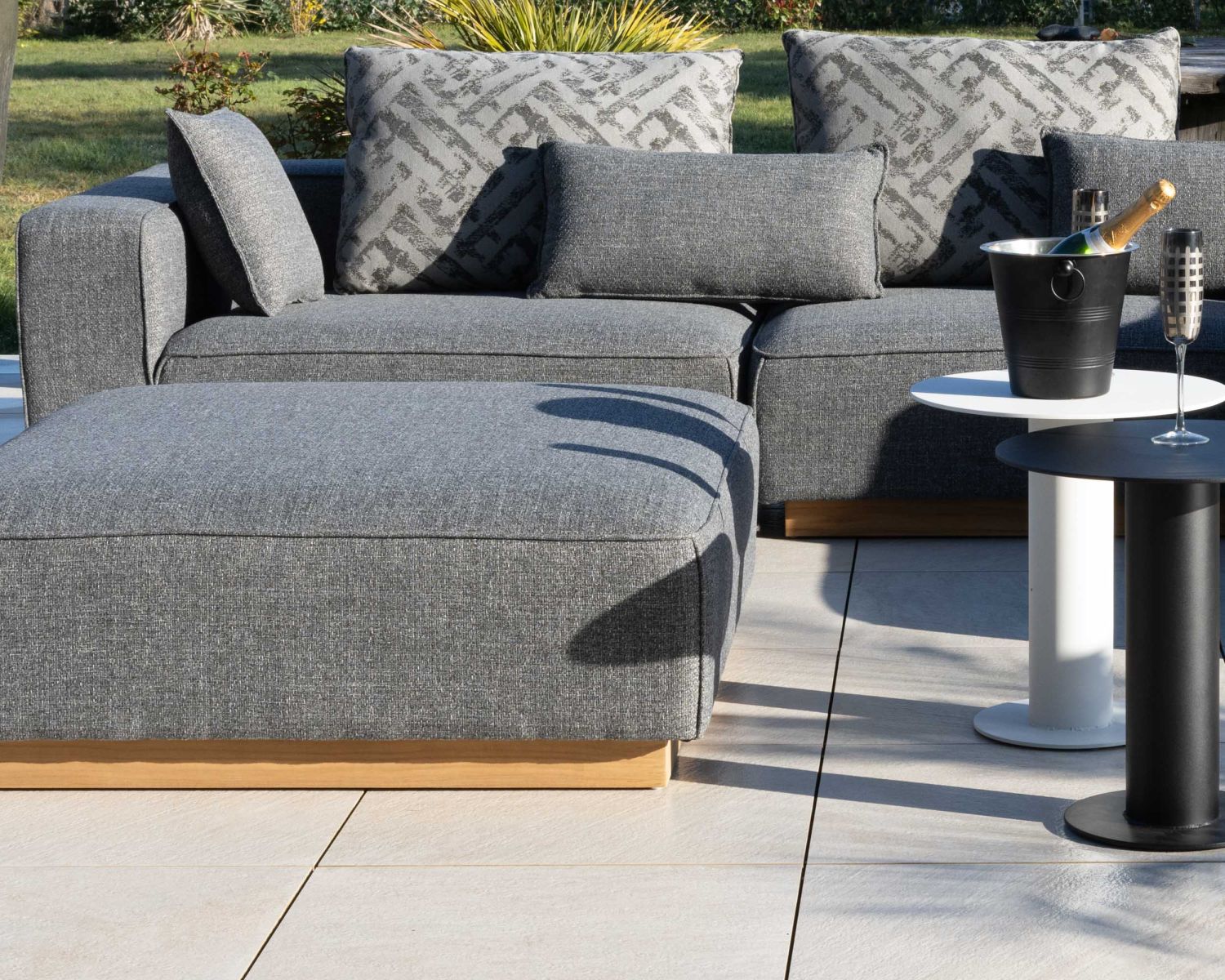 Tavolino rotondo da esterno in alluminio bianco "Nusa Pedina", diametro 45 cm