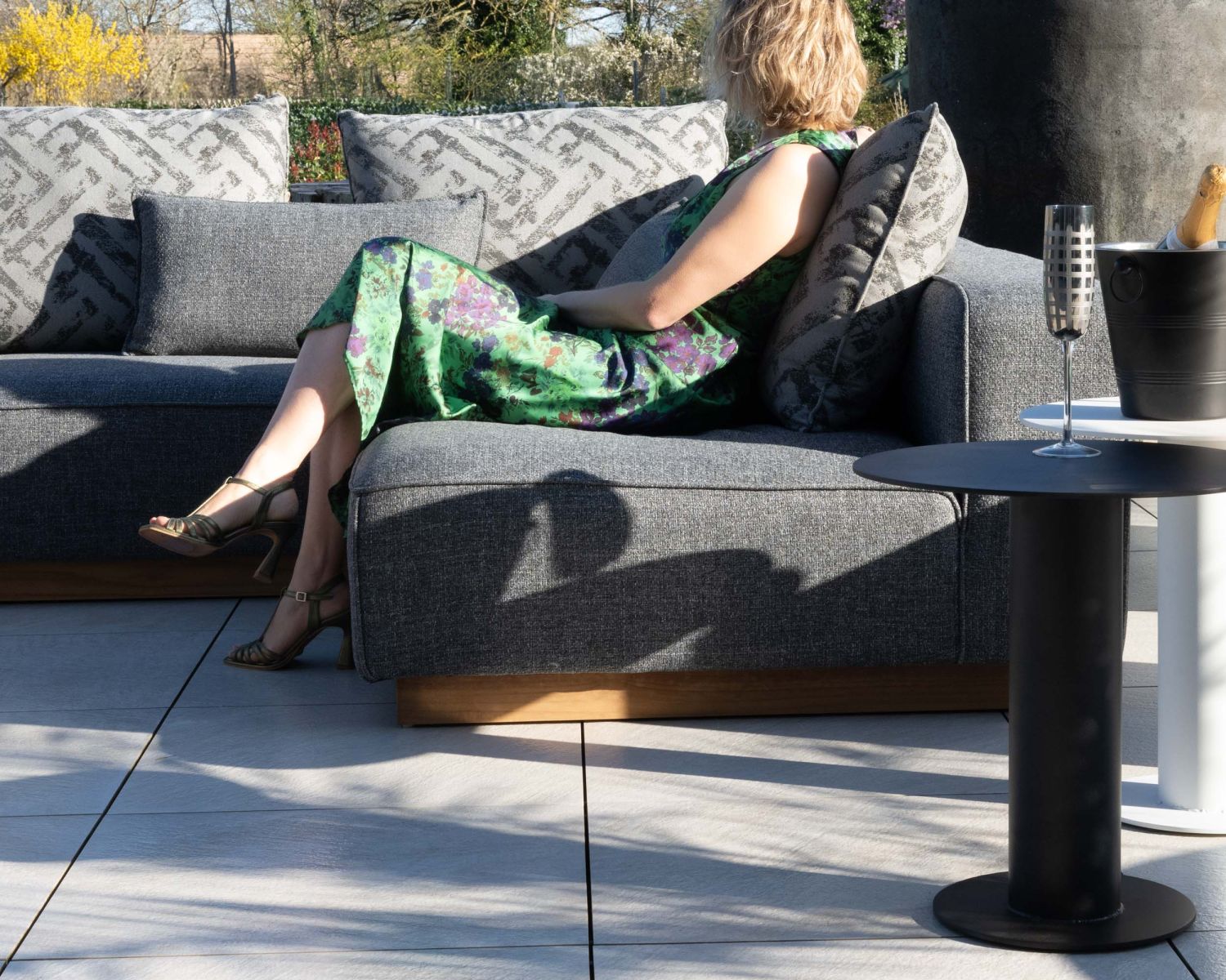 Divano modulare da esterno "Armando" in teak e tessuto grigio screziato, angolare con pouf