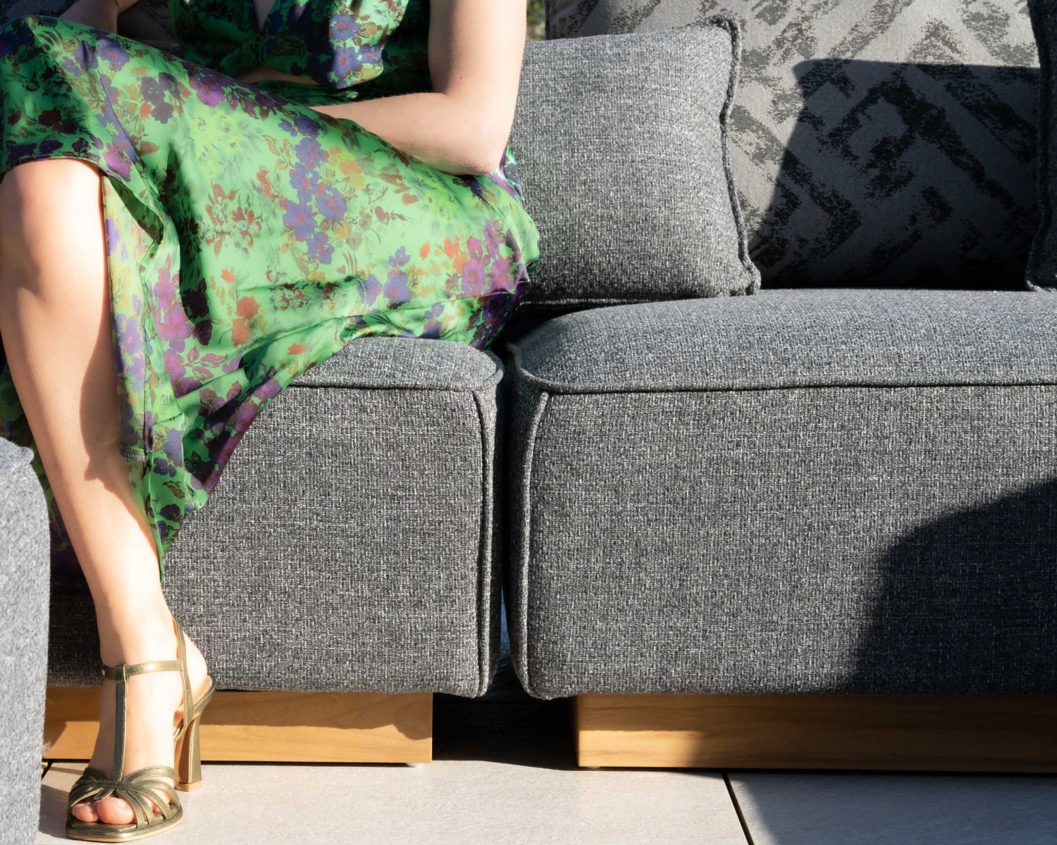 Divano modulare da esterno "Armando" in teak e tessuto grigio screziato, angolare con pouf