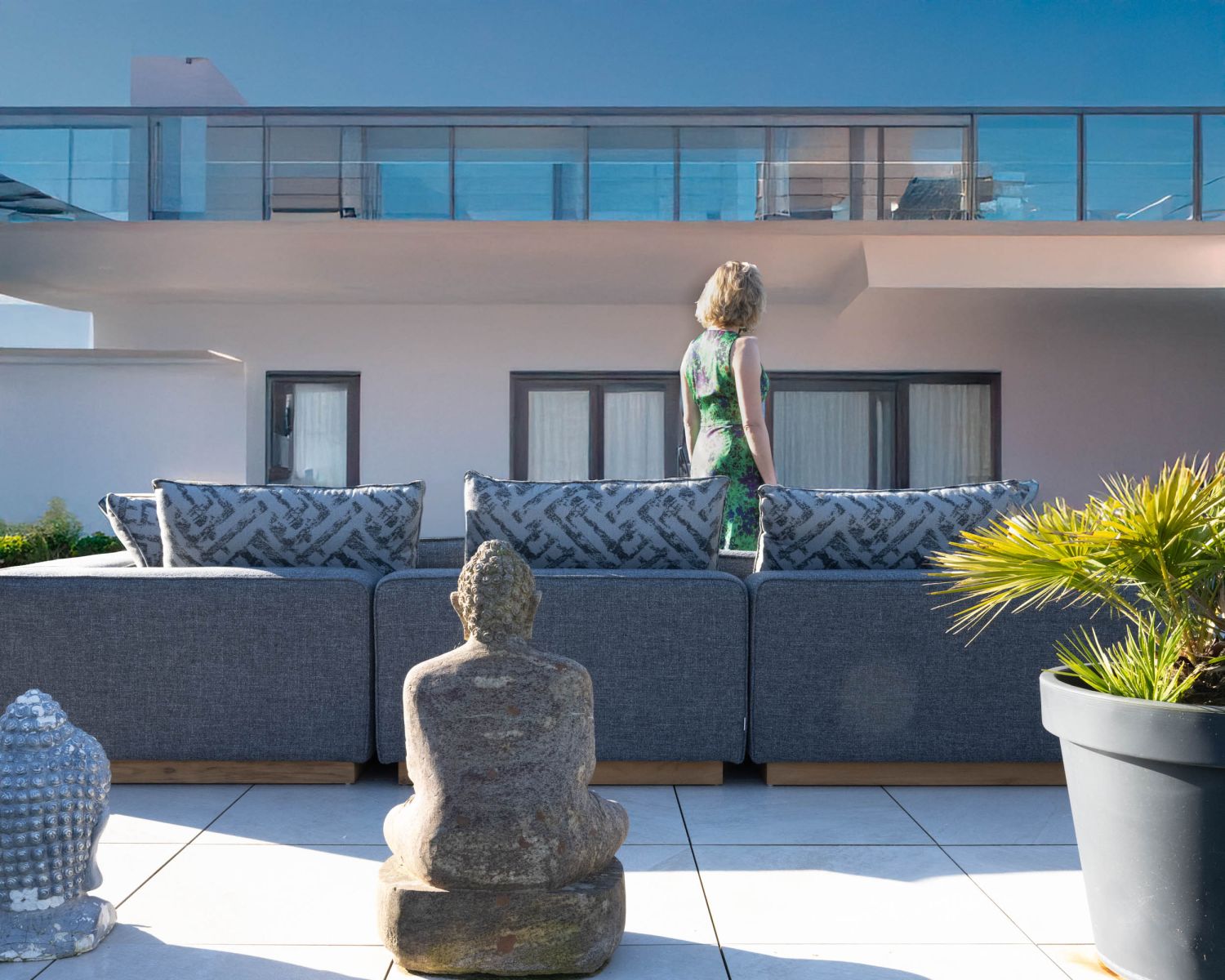 Divano modulare da esterno "Armando" in teak e tessuto grigio screziato, angolare con pouf