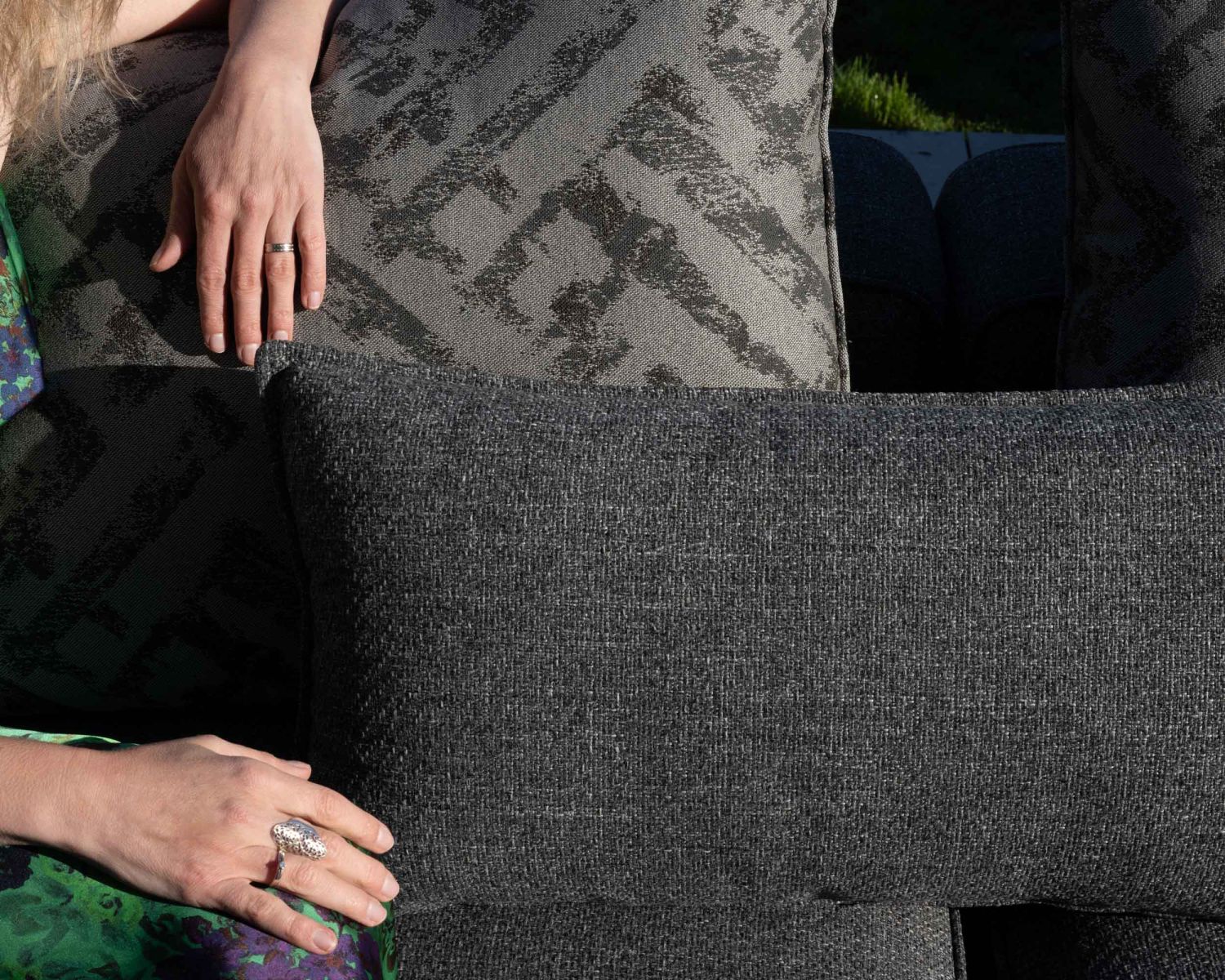 Divano modulare da esterno "Armando" in teak e tessuto grigio screziato, angolare con pouf