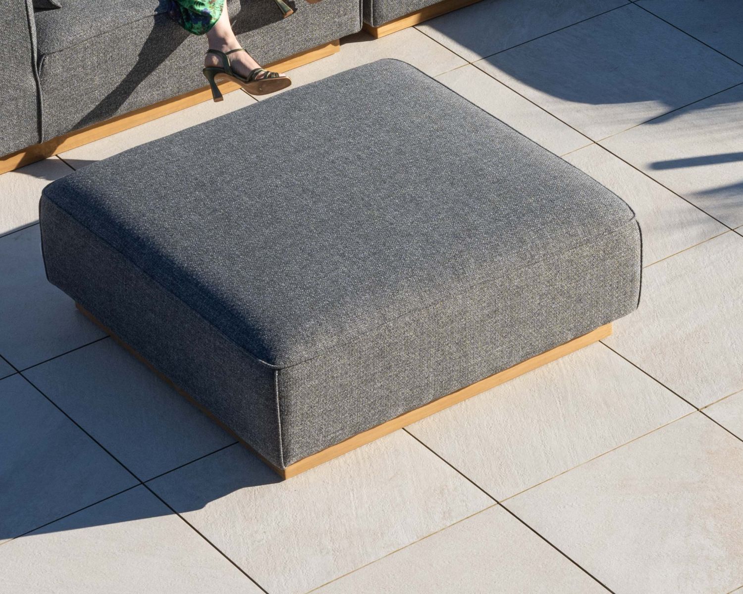 Divano modulare da esterno "Armando" in teak e tessuto grigio screziato, angolare con pouf