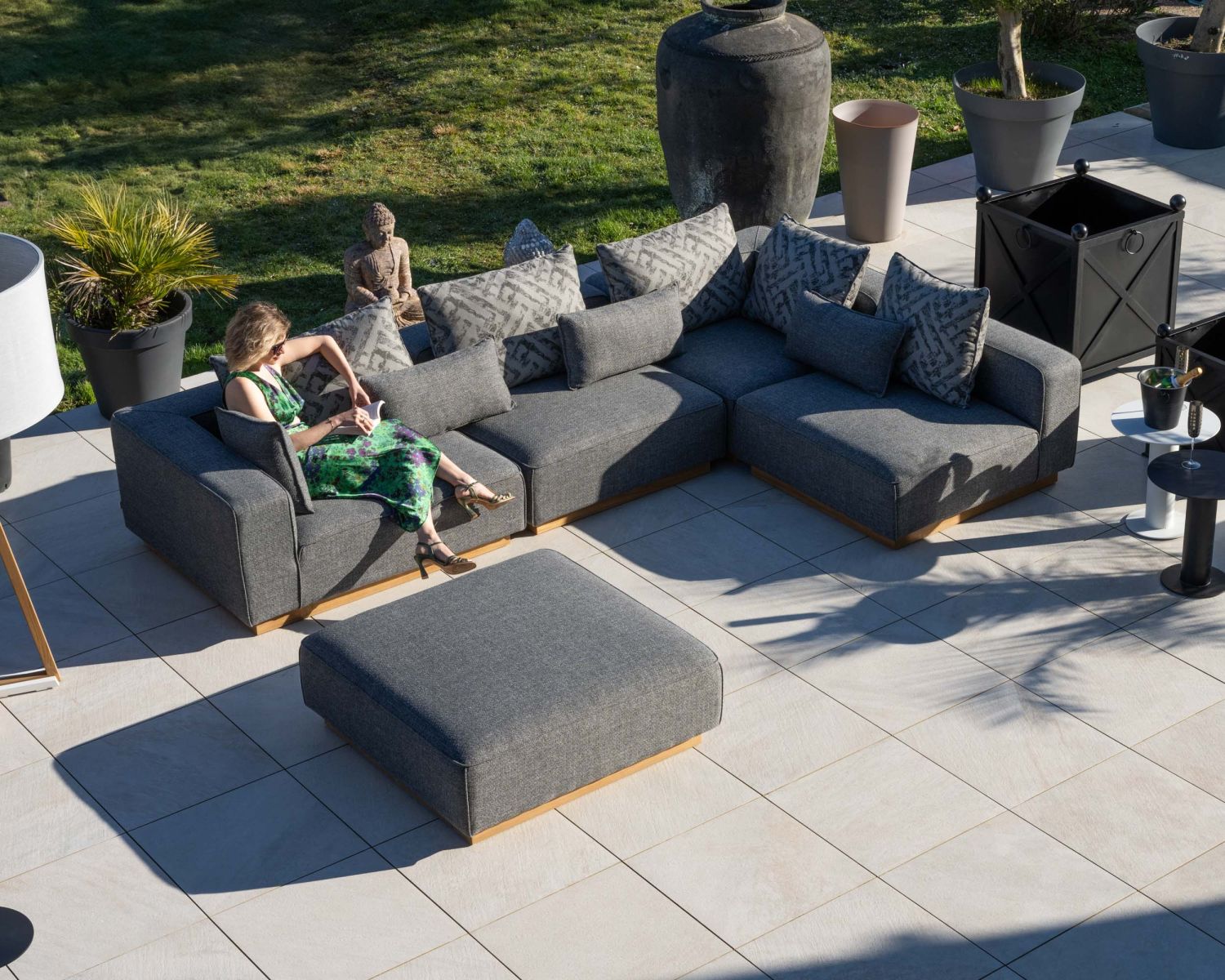 Divano modulare da esterno "Armando" in teak e tessuto grigio screziato, angolare con pouf