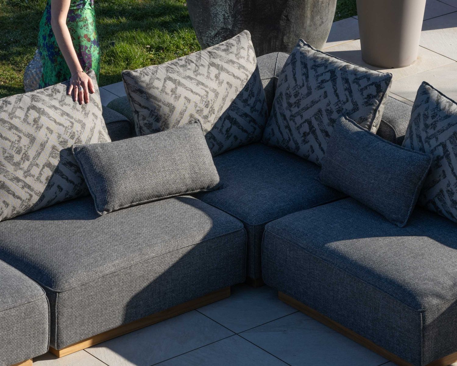 Divano modulare da esterno "Armando" in teak e tessuto grigio screziato, angolare con pouf